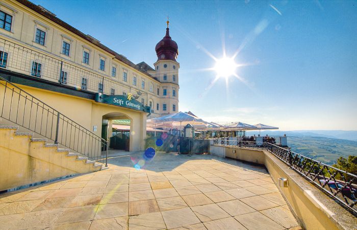 Benediktinerstift Göttweig mit Sonnenschein und Terrasse.