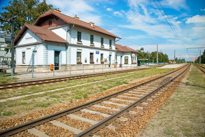 Bahnhof Traismauer mit Gleisen und blauem Himmel im Hintergrund.