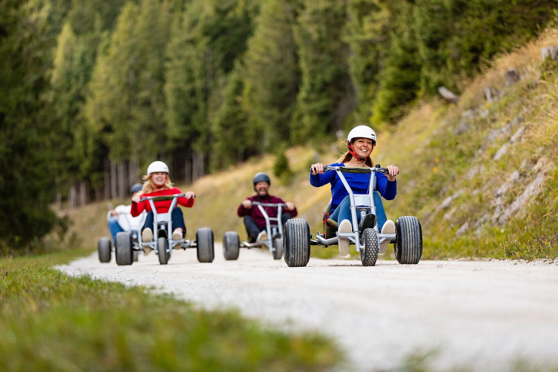Erleben Sie den Nervenkitzel beim Fahren mit den Mountaincarts auf den malerischen Wegen der Gemeindealpe. Umgeben von üppigen Wäldern und atemberaubenden Ausblicken, wird jeder Moment zu einem unvergesslichen Abenteuer in der Natur.