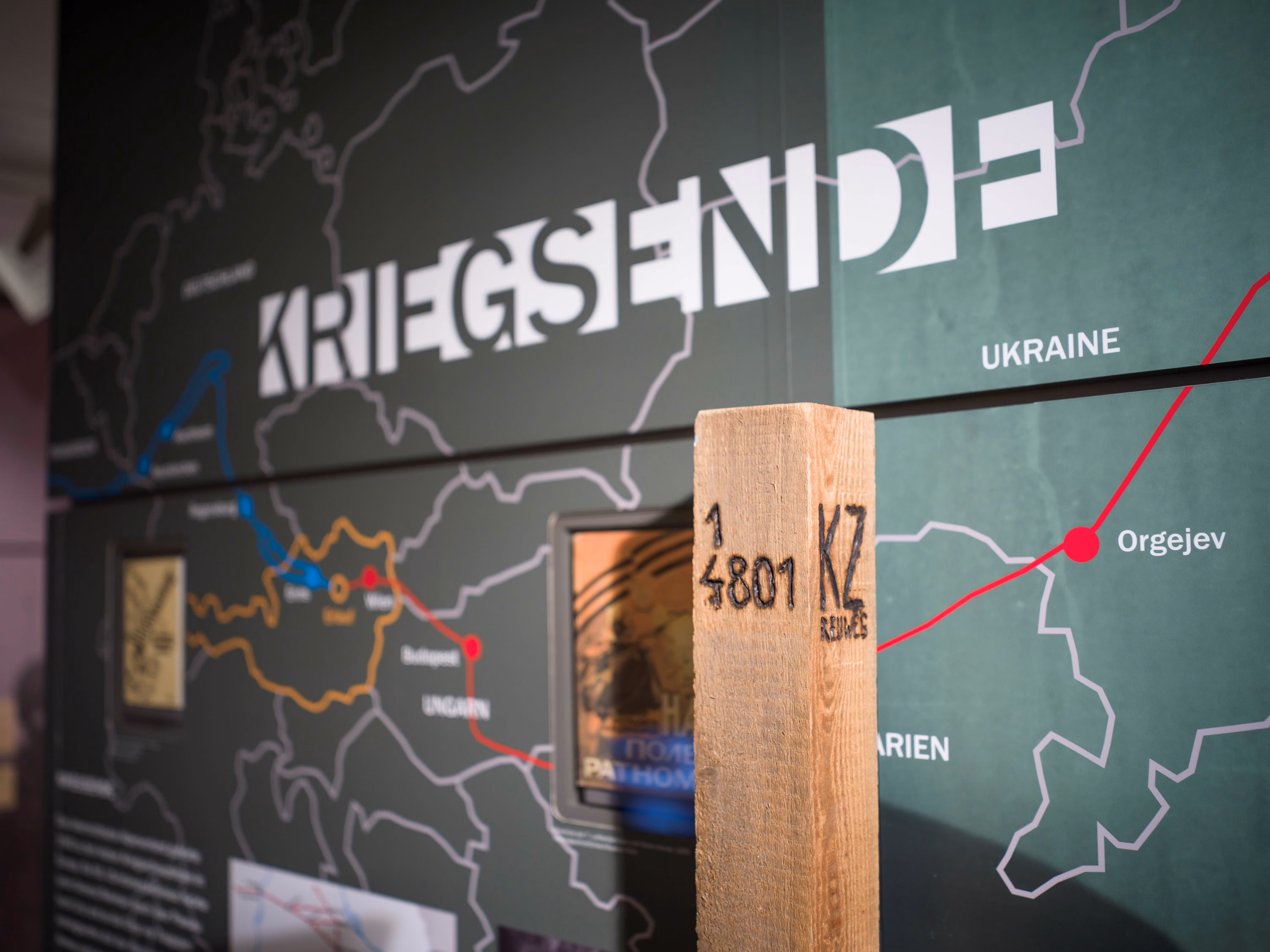 Innenansicht des Friedensmuseums Erlauf mit einer Karte und einem Holzpfosten.