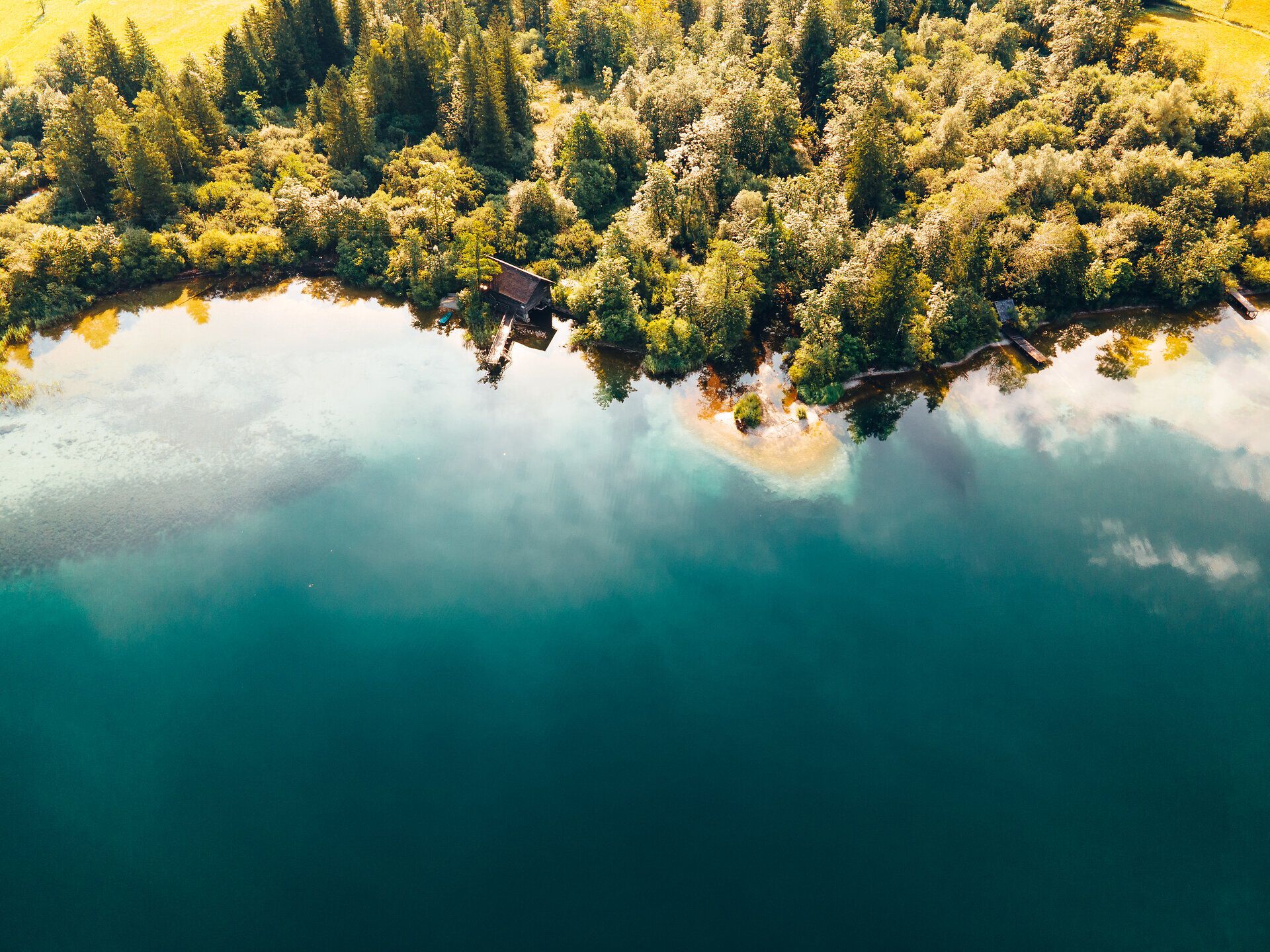 Umgeben von üppigen Wäldern und sanften Hügeln, strahlt der Lunzer See eine friedliche Atmosphäre aus. Das glitzernde Wasser spiegelt die Schönheit der Natur wider und lädt zu erholsamen Stunden am Ufer ein.