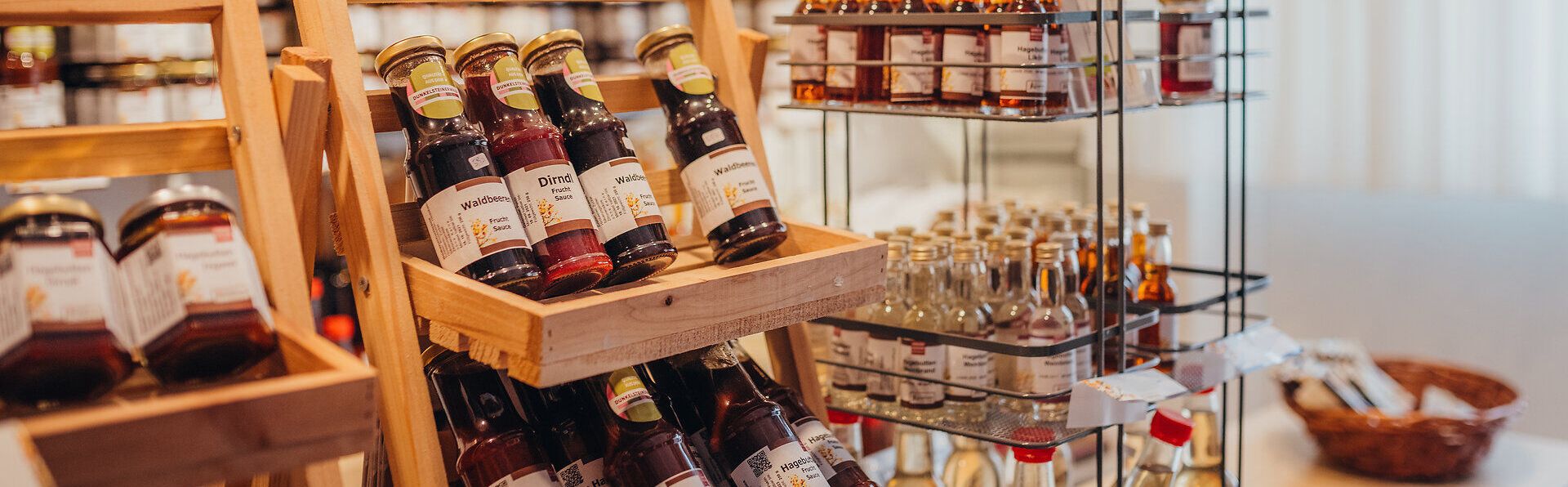 In einem einladenden Hagebutten-Shop entfaltet sich die Vielfalt regionaler Köstlichkeiten. Die liebevoll arrangierten Gläser und Flaschen versprechen Genuss und laden dazu ein, die Aromen des Mostviertels zu entdecken.