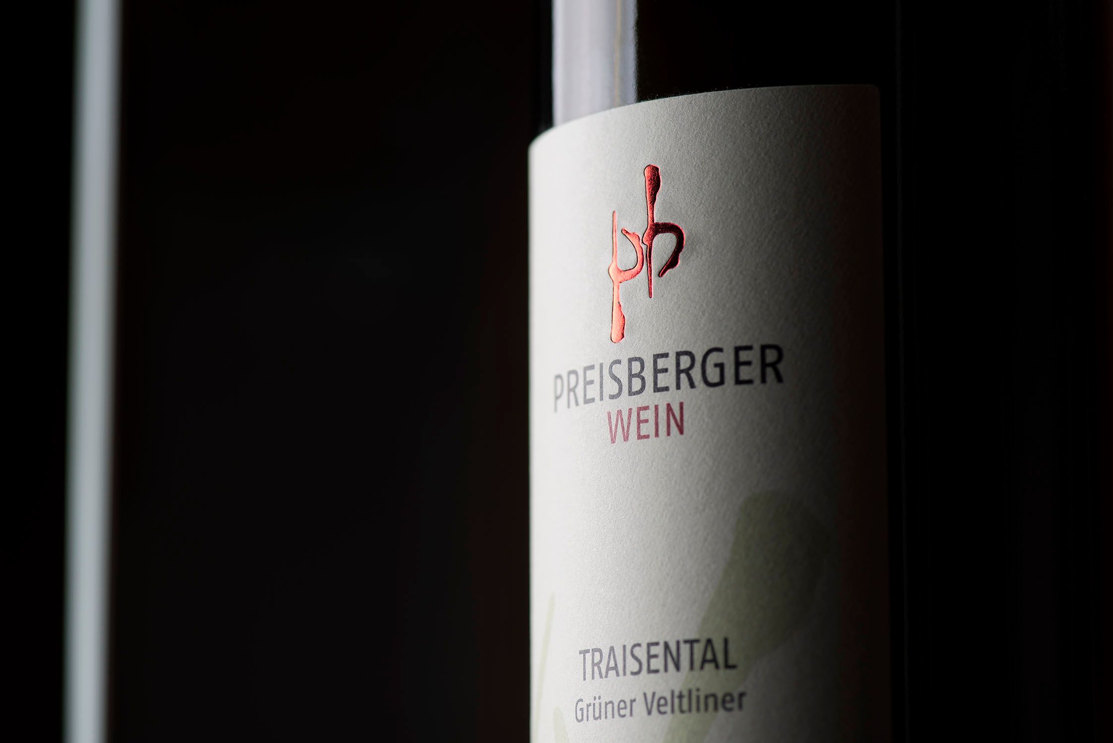 Nahaufnahme eines Weinflaschenetiketts mit der Aufschrift 'Preisberger Wein, Traisental, Grüner Veltliner'.
