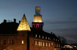 In der sanften Dämmerung erstrahlt das Schloss Rothschild in warmen Lichttönen, während der Fluss leise plätschert. Die harmonische Verbindung von historischer Architektur und modernem Design schafft eine magische Atmosphäre, die zum Verweilen einlädt.