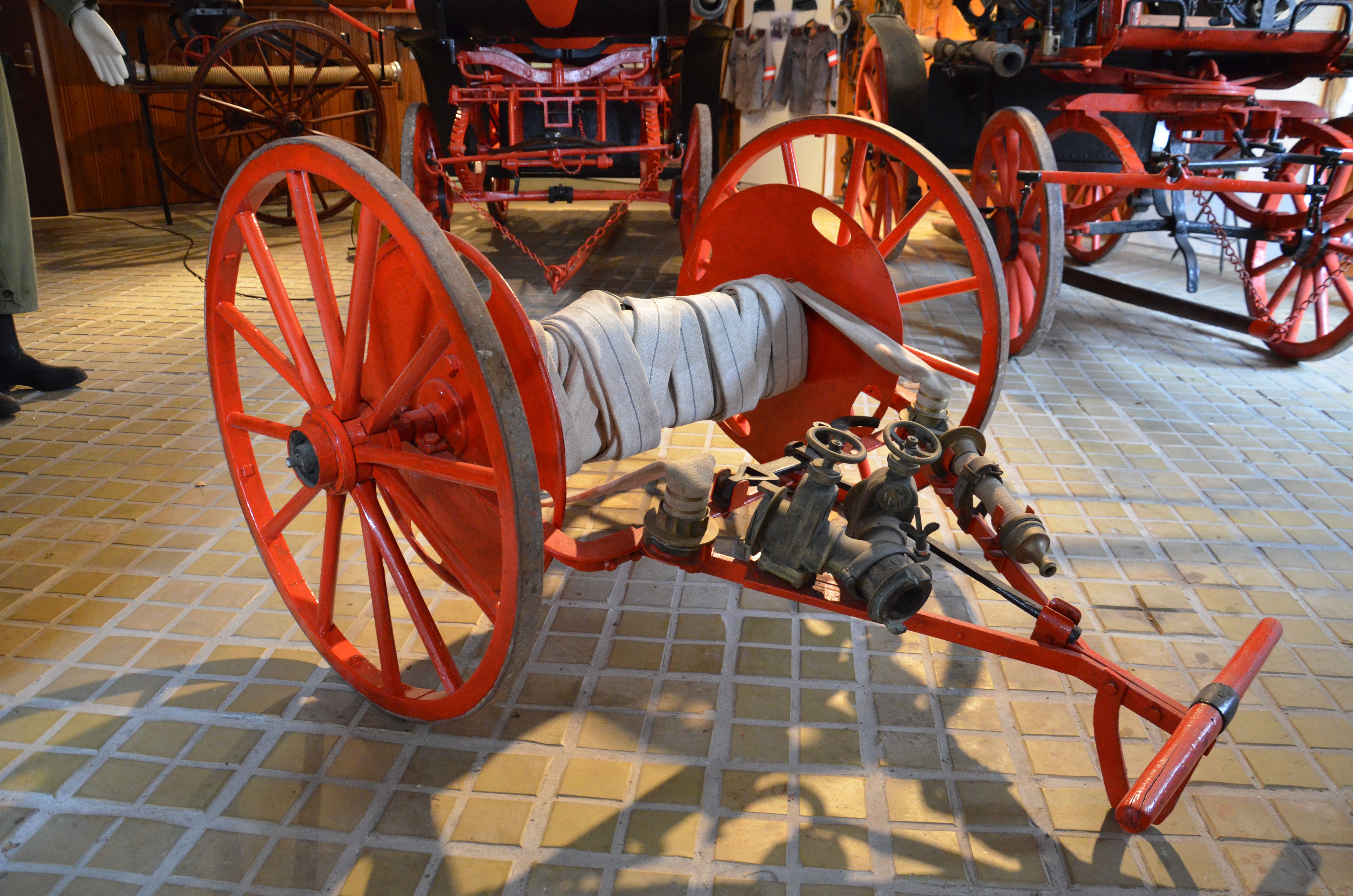 Historische Feuerwehrschlauchrolle im Feuerwehrmuseum St. Leonhard am Forst.