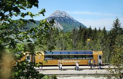 Die goldene Bahn schlängelt sich durch die malerische Landschaft, umgeben von üppigen Wäldern und majestätischen Bergen. Hier, wo die Natur in voller Pracht erblüht, erleben Besucher die Ruhe und Schönheit des Ötscherblicks. Ein unvergessliches Abenteuer erwartet alle, die die frische Bergluft und die atemberaubenden Ausblicke genießen möchten.
