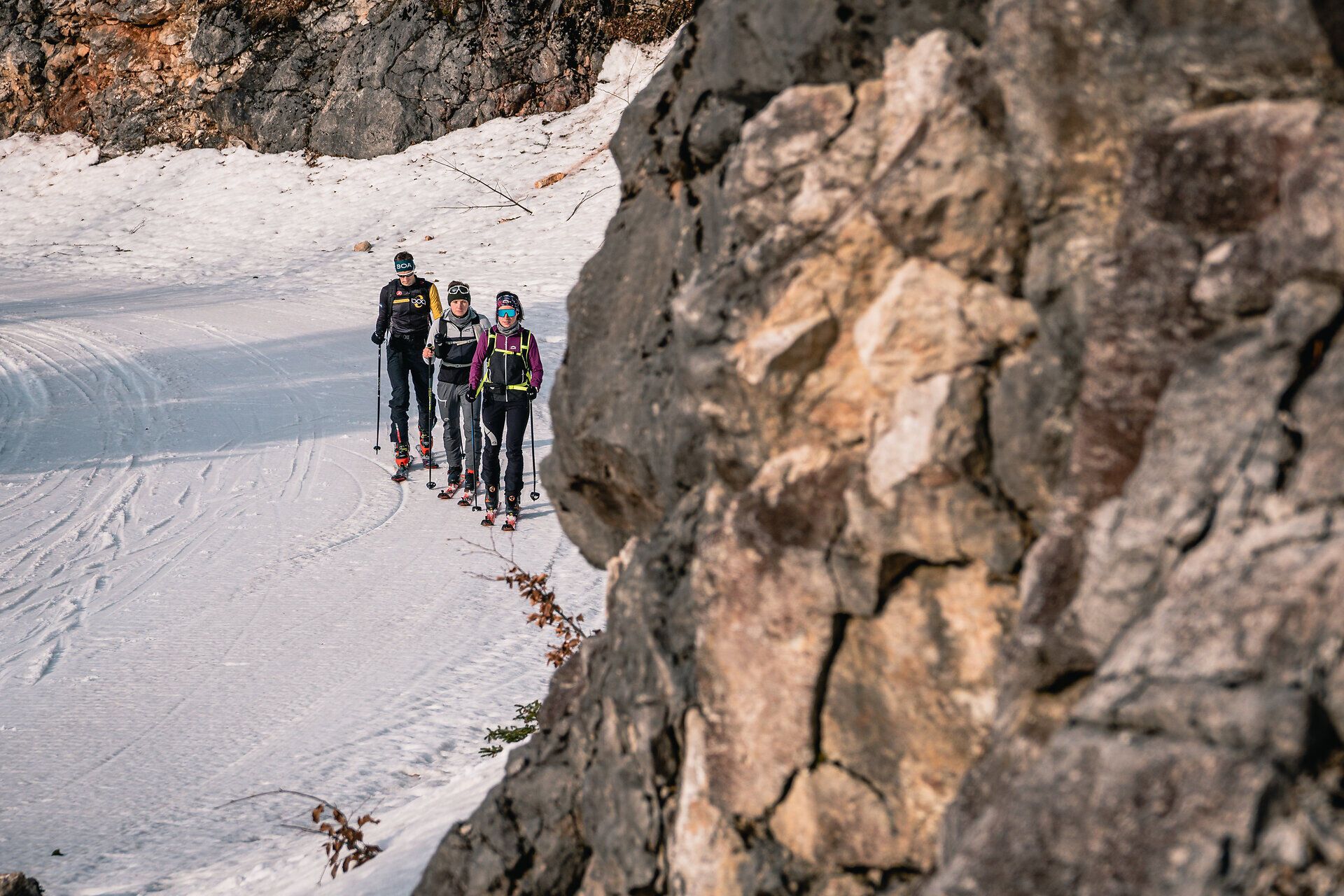 Die frische Winterluft umhüllt die Skitourengeher, während sie in einer Reihe durch die schneebedeckte Landschaft gleiten. Umgeben von majestätischen Bergen und glitzerndem Schnee, erleben sie die Ruhe und Schönheit der Ybbstaler Alpen. Jeder Schritt auf der unberührten Piste ist ein Schritt näher zur Natur.