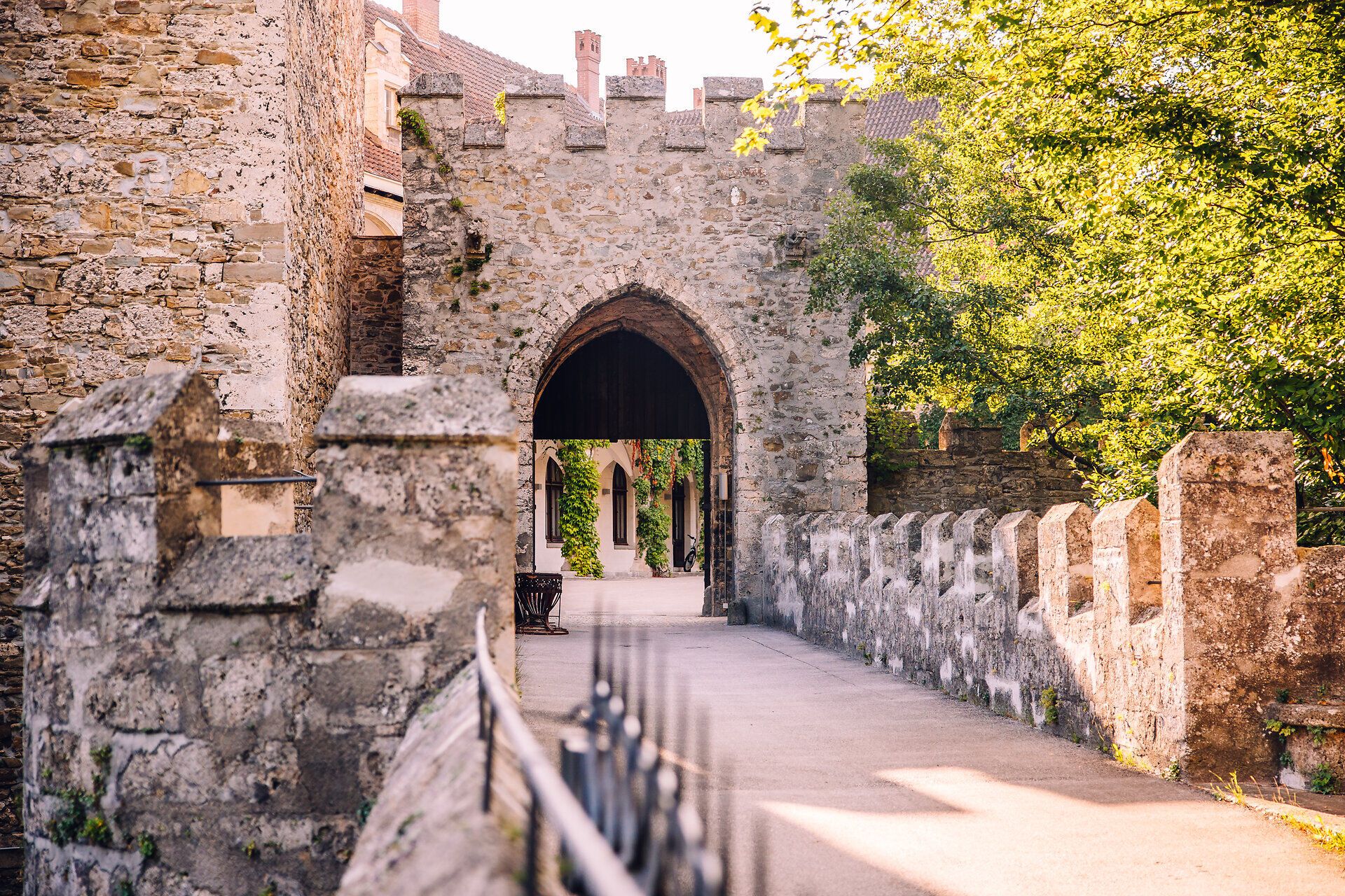 Historisches Stadttor mit mittelalterlicher Stadtmauer und Blick in den Innenhof von Schloss Rothschild in Waidhofen an der Ybbs.