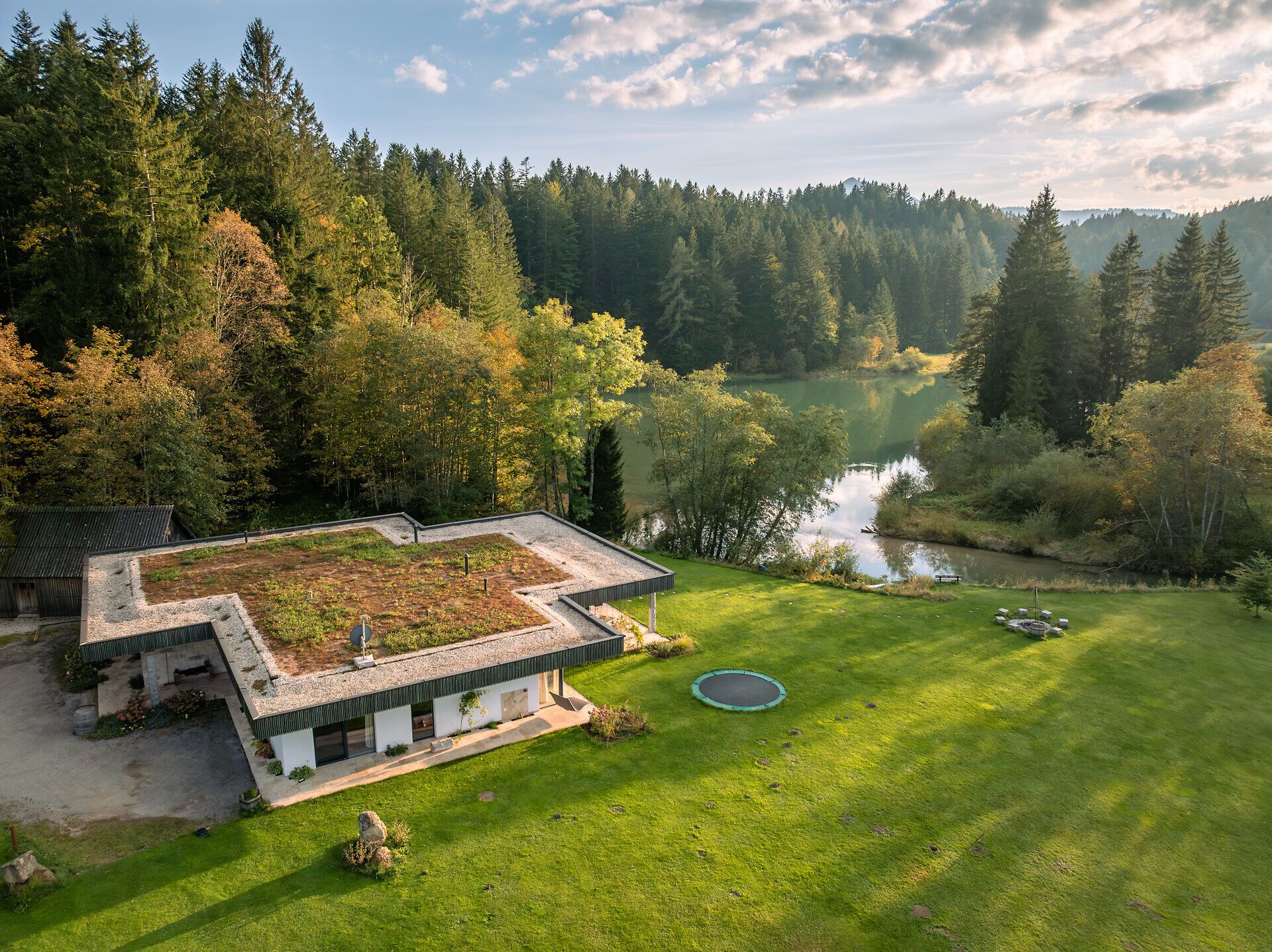 Umgeben von majestätischen Wäldern und dem sanften Plätschern des Wassers, lädt dieses Ferienhaus am See zu unvergesslichen Momenten in der Natur ein. Die grüne Wiese und die ruhige Atmosphäre schaffen einen perfekten Rückzugsort für Erholungssuchende und Naturliebhaber.