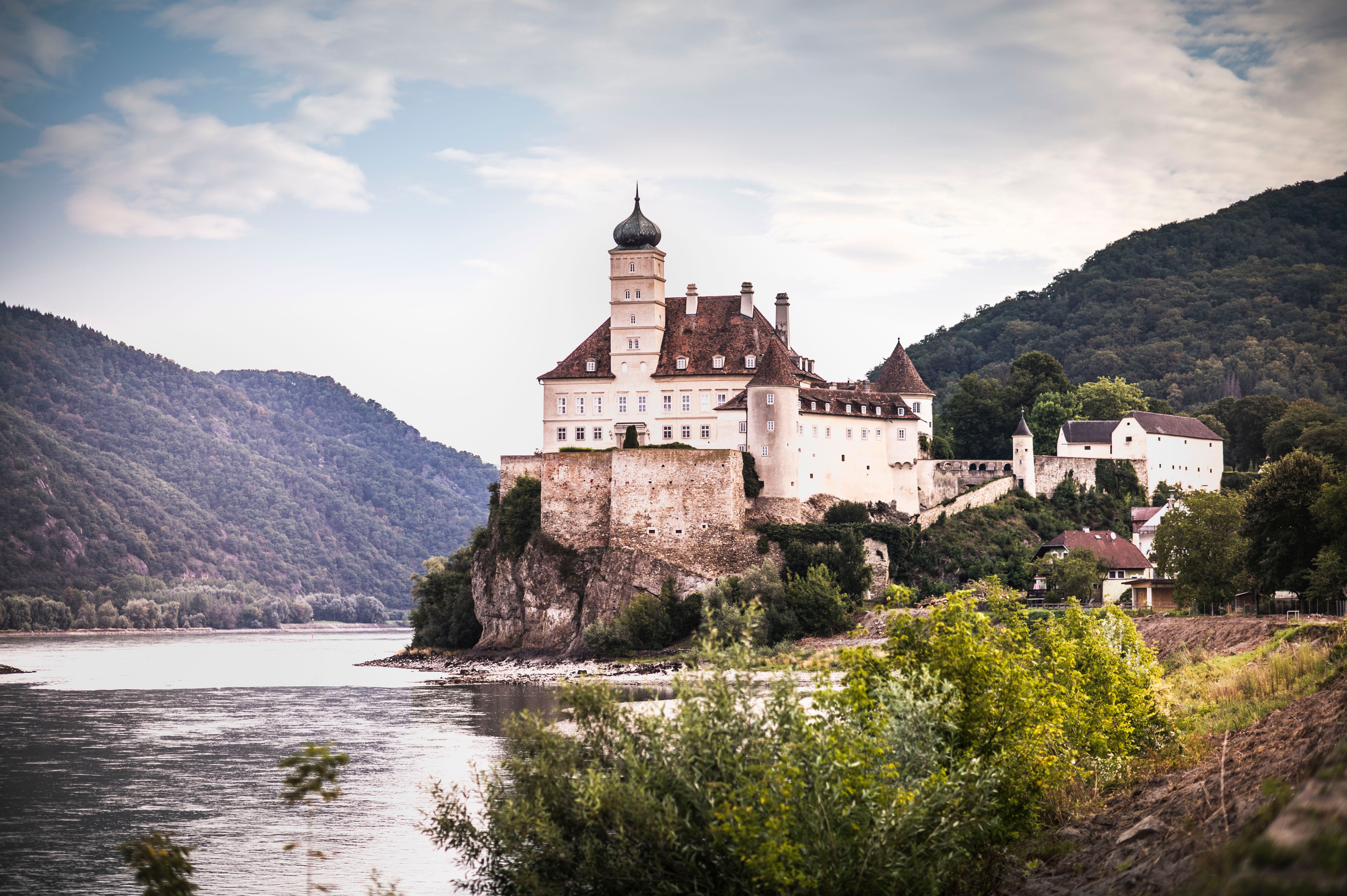 Blick auf Schloss Schönbühel, links fließt die Donau, recht erheben sich die Abhänge des Dunkelsteinerwaldes.