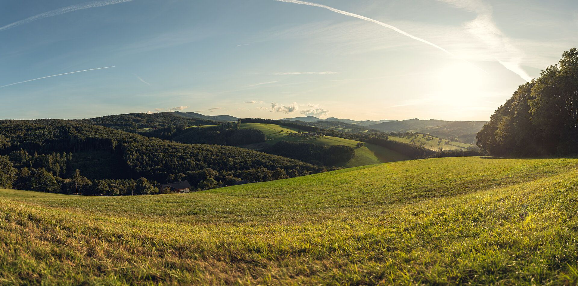 Die sanften Hügel und das üppige Grün der Landschaft laden zu unvergesslichen Wanderungen ein. Die warmen Sonnenstrahlen tauchen die Umgebung in ein goldenes Licht und schaffen eine harmonische Atmosphäre, die zum Verweilen einlädt.