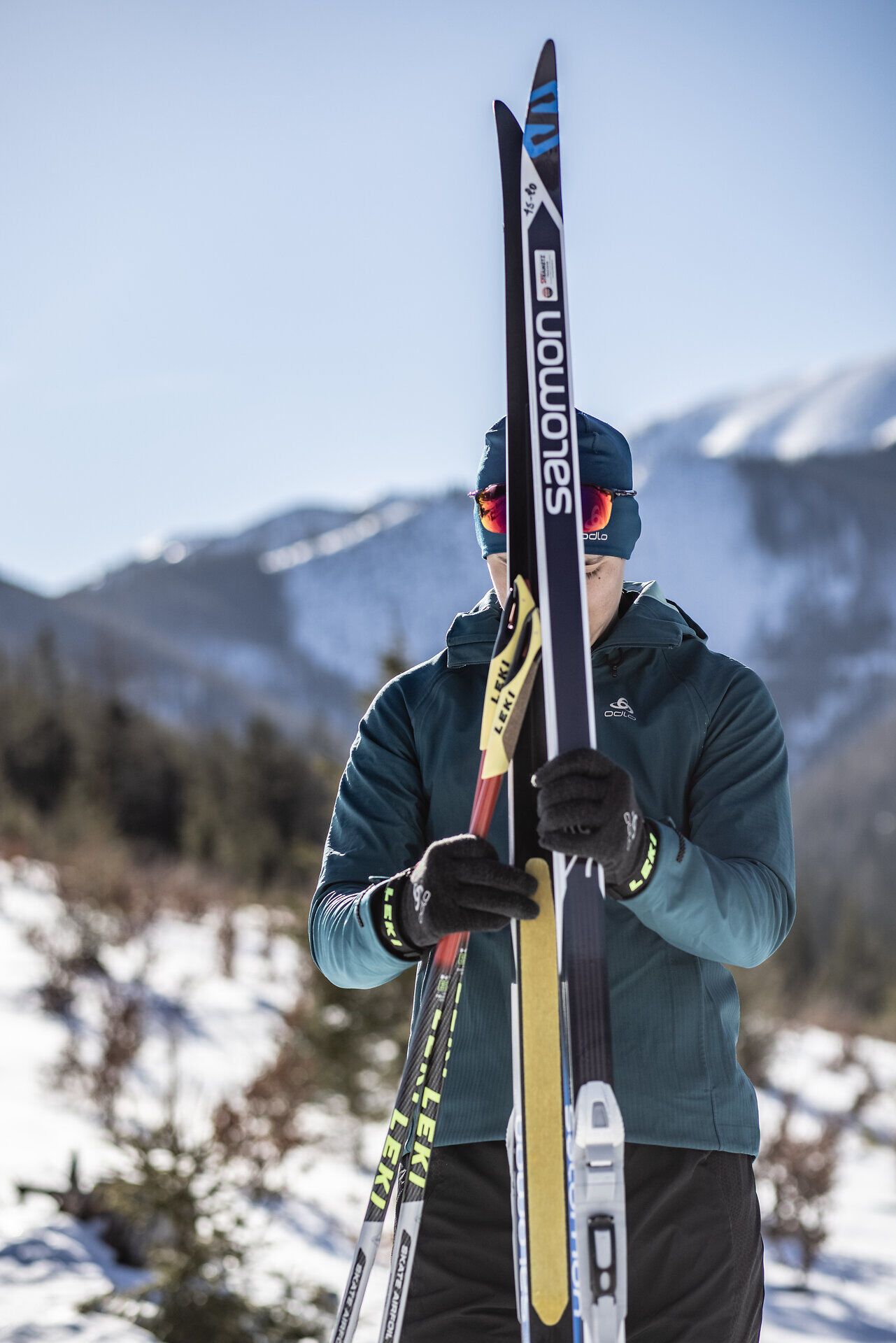 Die glitzernde Schneedecke erstreckt sich über die sanften Hügel, während die klare Winterluft zum Langlaufen einlädt. Sportler gleiten mit Freude über die präparierten Loipen und genießen die atemberaubende Kulisse der verschneiten Berge. Ein unvergessliches Erlebnis für alle Wintersportliebhaber im Mariazellerland.