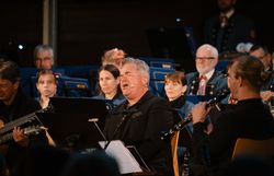 Auftaktveranstaltung am Freitag, 12. September 2025 in Hohenberg.
Cornelius Obonya, Melissa Coleman, Peter Havlicek und Frederic Alvarado-Dupuy treten gemeinsam mit dem Musikverein Hohenberg auf – eine Verbindung aus Schauspiel, Musik und Kultur.