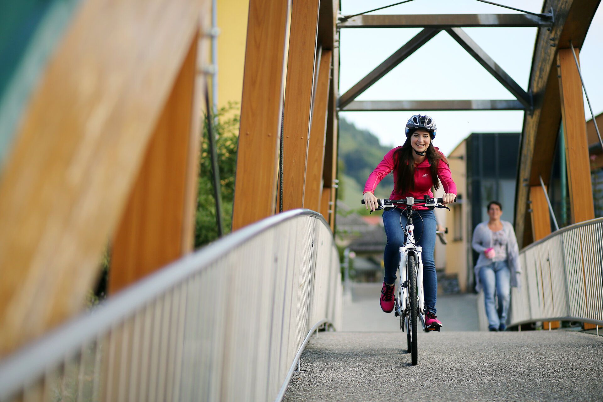 Ein strahlender Sommertag lädt dazu ein, die malerische Landschaft auf zwei Rädern zu erkunden. Die sanften Hügel und die frische Luft schaffen eine perfekte Kulisse für unvergessliche Radabenteuer. Genießen Sie die Freiheit und die Schönheit der Natur in dieser idyllischen Umgebung.