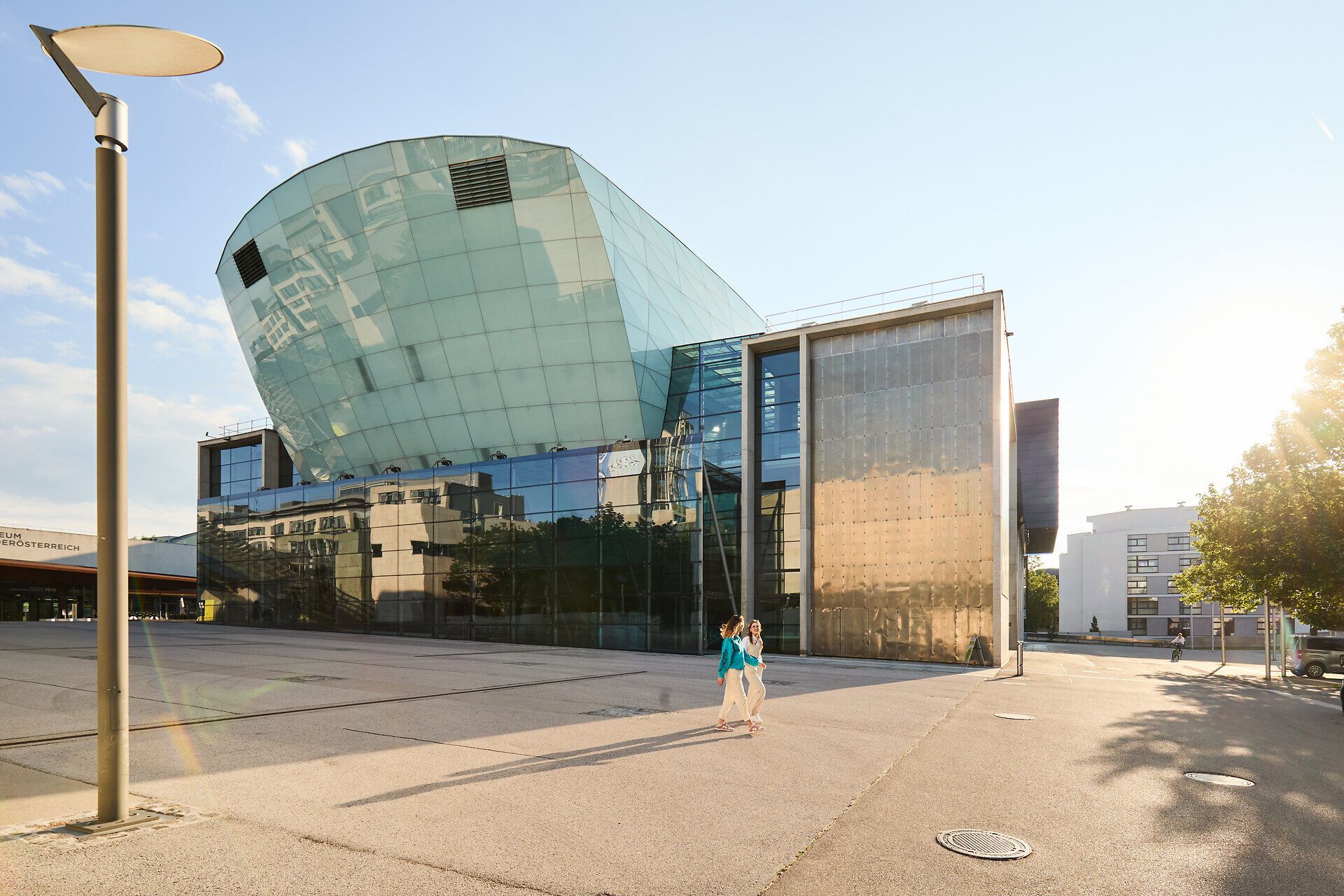 Das beeindruckende Festspielhaus, mit seiner modernen Architektur und der gläsernen Fassade, strahlt eine einladende Atmosphäre aus. Umgeben von weitläufigen Plätzen und sanften Lichtspielen, lädt dieser Ort dazu ein, die kulturellen Höhepunkte der Stadt zu entdecken und unvergessliche Momente zu erleben.