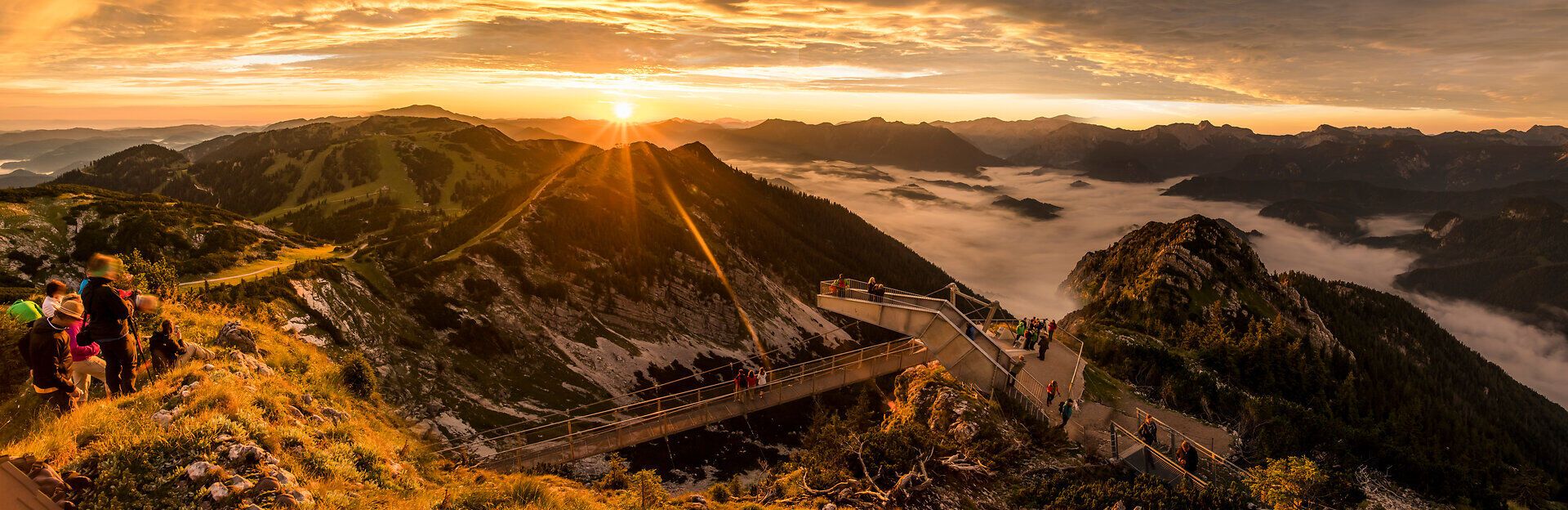 Ein atemberaubender Sonnenuntergang taucht die majestätischen Berge in warmes Licht, während die Wolken sanft über die Täler gleiten. Die frische Bergluft und die Stille der Natur laden dazu ein, den Moment in vollen Zügen zu genießen. Hier, wo die Schönheit der Alpen auf die Seele wirkt, wird jeder Augenblick zu einem unvergesslichen Erlebnis.