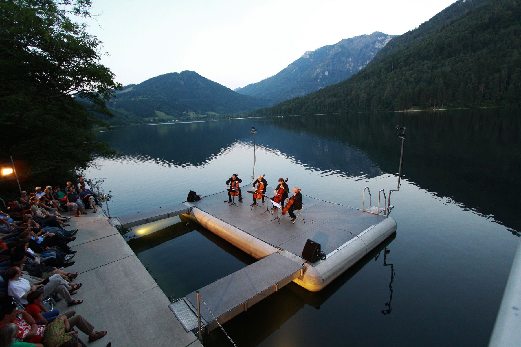 Bühne der wellenklaenge auf dem Lunzer See, inmitten von umliegenden Bergen.