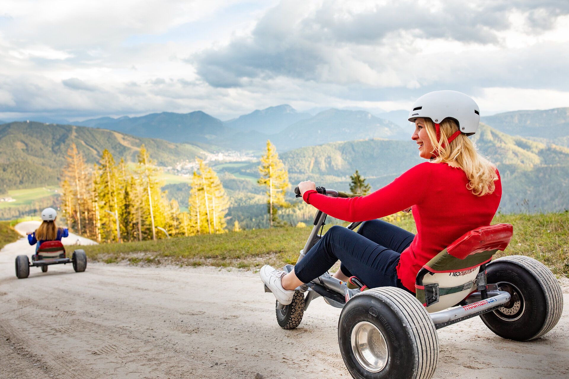 Auf der Gemeindealpe erleben Abenteurer den Nervenkitzel beim Fahren mit Mountaincarts. Umgeben von majestätischen Bergen und einer atemberaubenden Landschaft, genießen die Fahrer die frische Bergluft und die Freiheit der Natur. Hier wird der Sommer in den Bergen zum unvergesslichen Erlebnis.