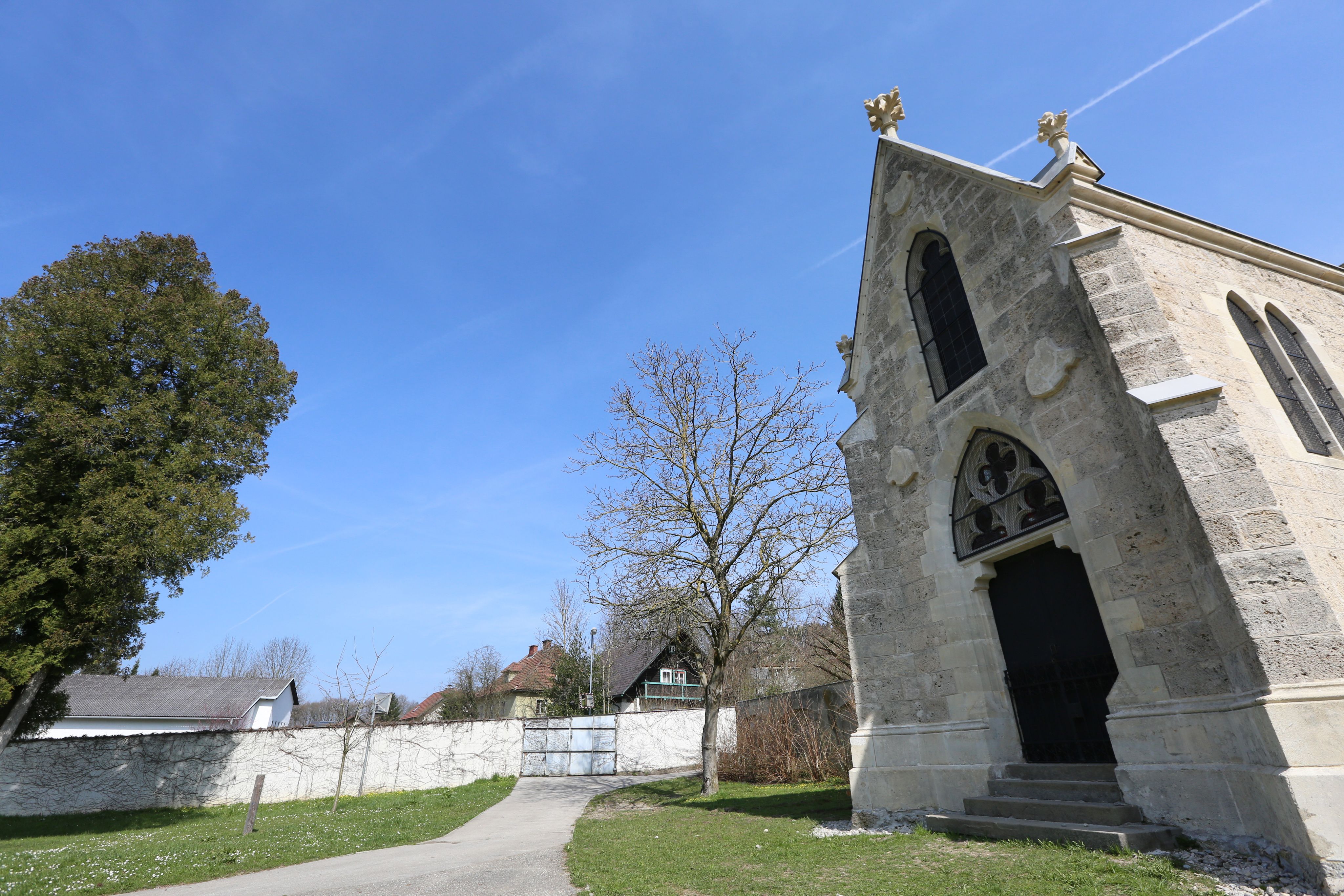 Töppermausoleum mit blauem Himmel und Bäumen im Hintergrund.