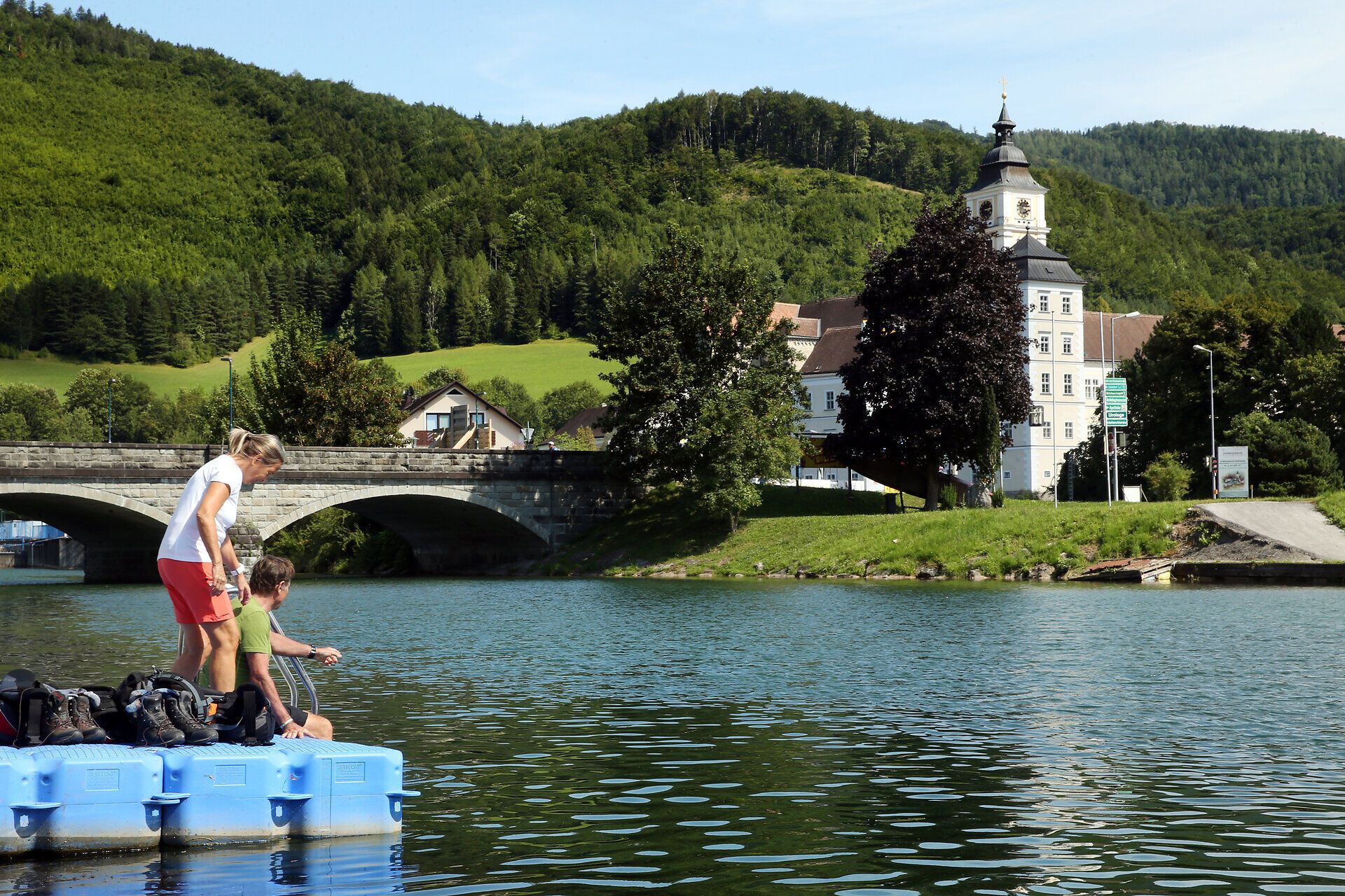 Die sanften Hügel und das glitzernde Wasser laden zu einer erholsamen Pause ein. Hier, wo die Natur in voller Blüte steht, können Pilger und Wanderer die Seele baumeln lassen und die Schönheit der Umgebung genießen.