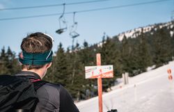 Die schneebedeckten Hänge des Großen Ötschers laden zu unvergesslichen Skitouren ein. Die klare, kalte Luft und die strahlende Sonne schaffen eine perfekte Winterlandschaft, die zum Erkunden einlädt. Hier, umgeben von majestätischen Nadelbäumen, spürt man die Ruhe und Schönheit der Natur.