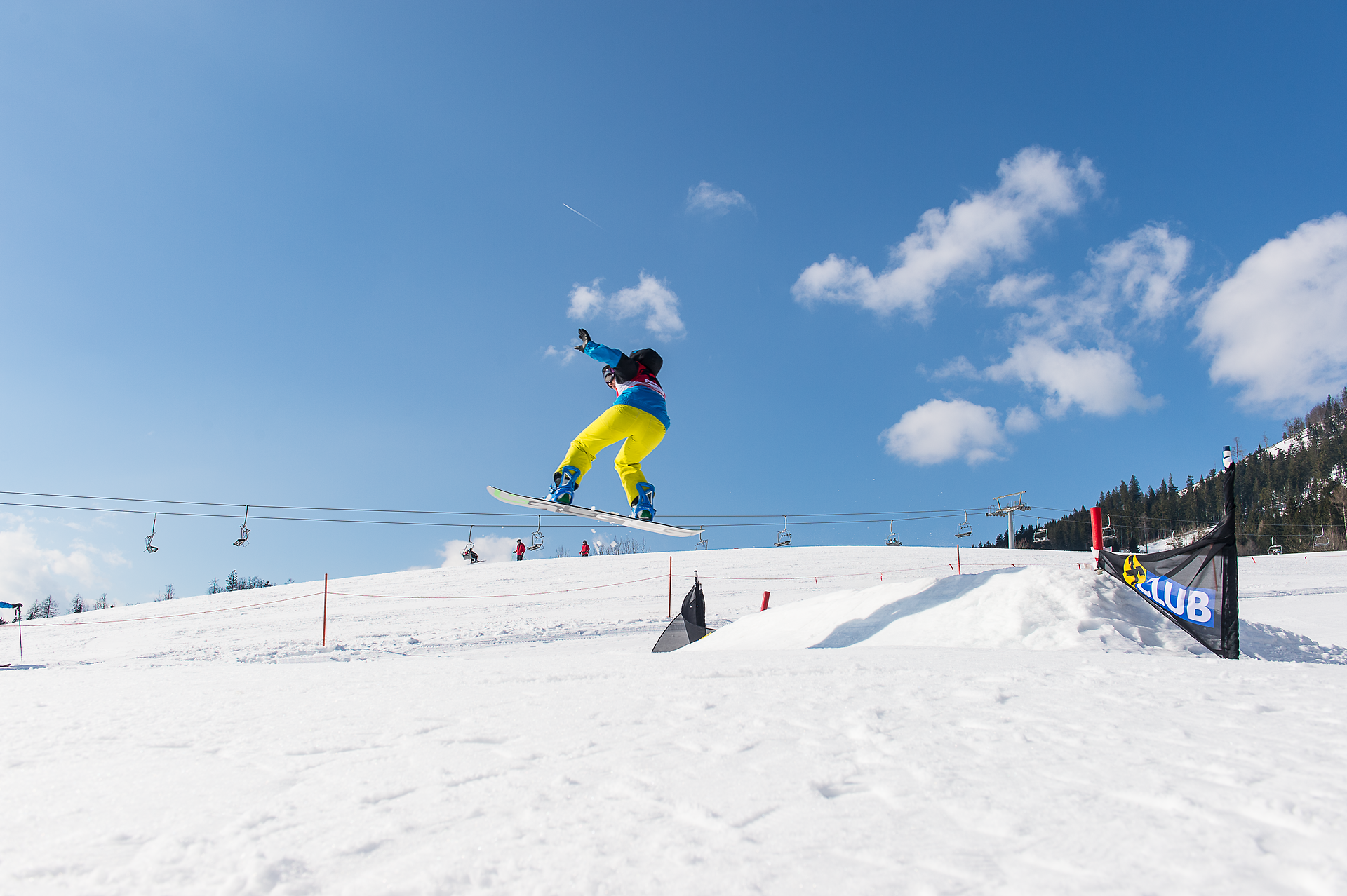 Ein mutiger Snowboarder schwebt durch die klare, kalte Luft und genießt den Nervenkitzel des Wintersports. Die schneebedeckten Hänge glitzern im Sonnenlicht und laden zu unvergesslichen Abenteuern ein. Hier in den Bergen wird der Winter zum Erlebnis für alle Sportbegeisterten.