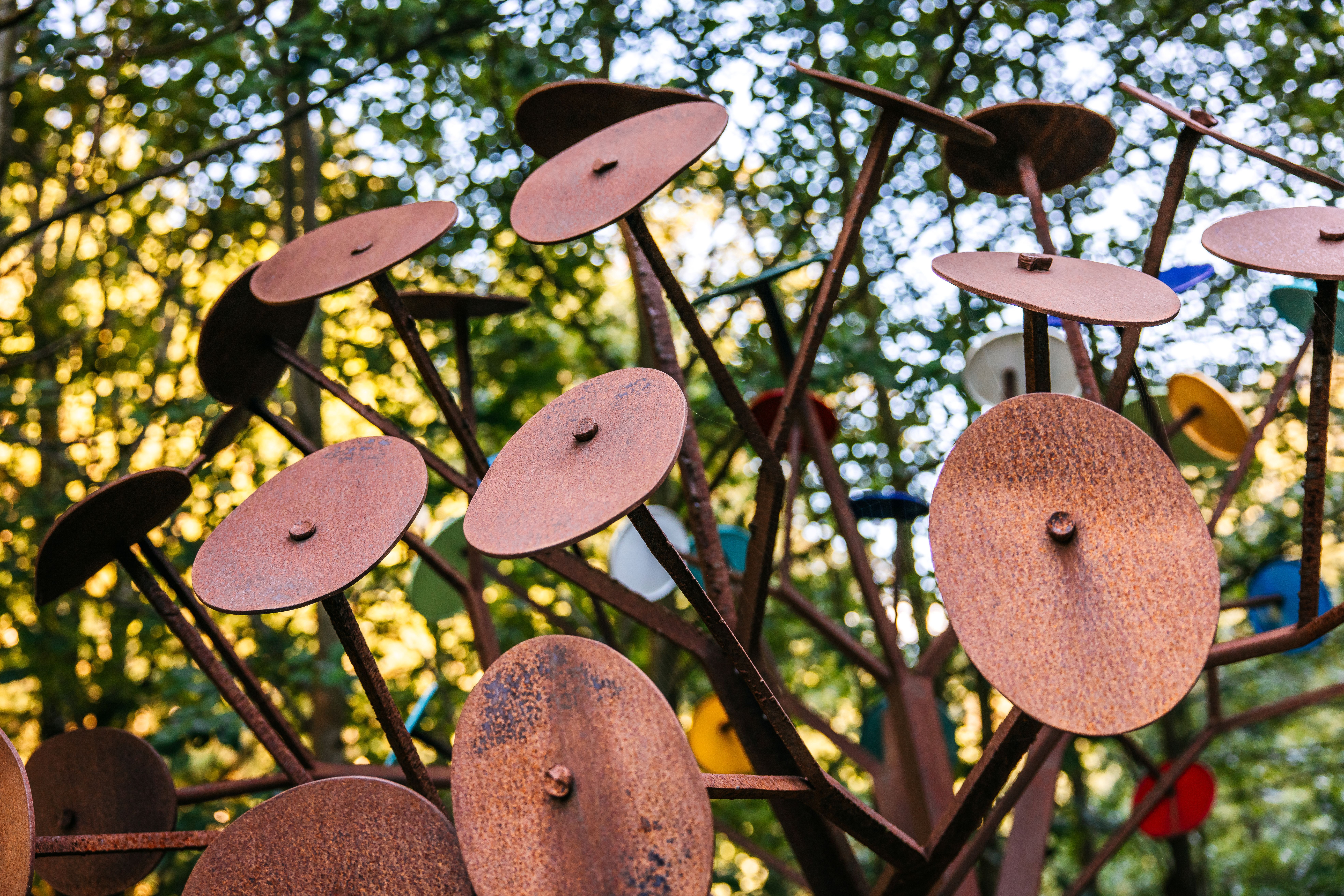 Kunstvolle Metallskulptur aus rostigen, kreisförmigen Scheiben entlang der Schmiedemeile in Ybbsitz.