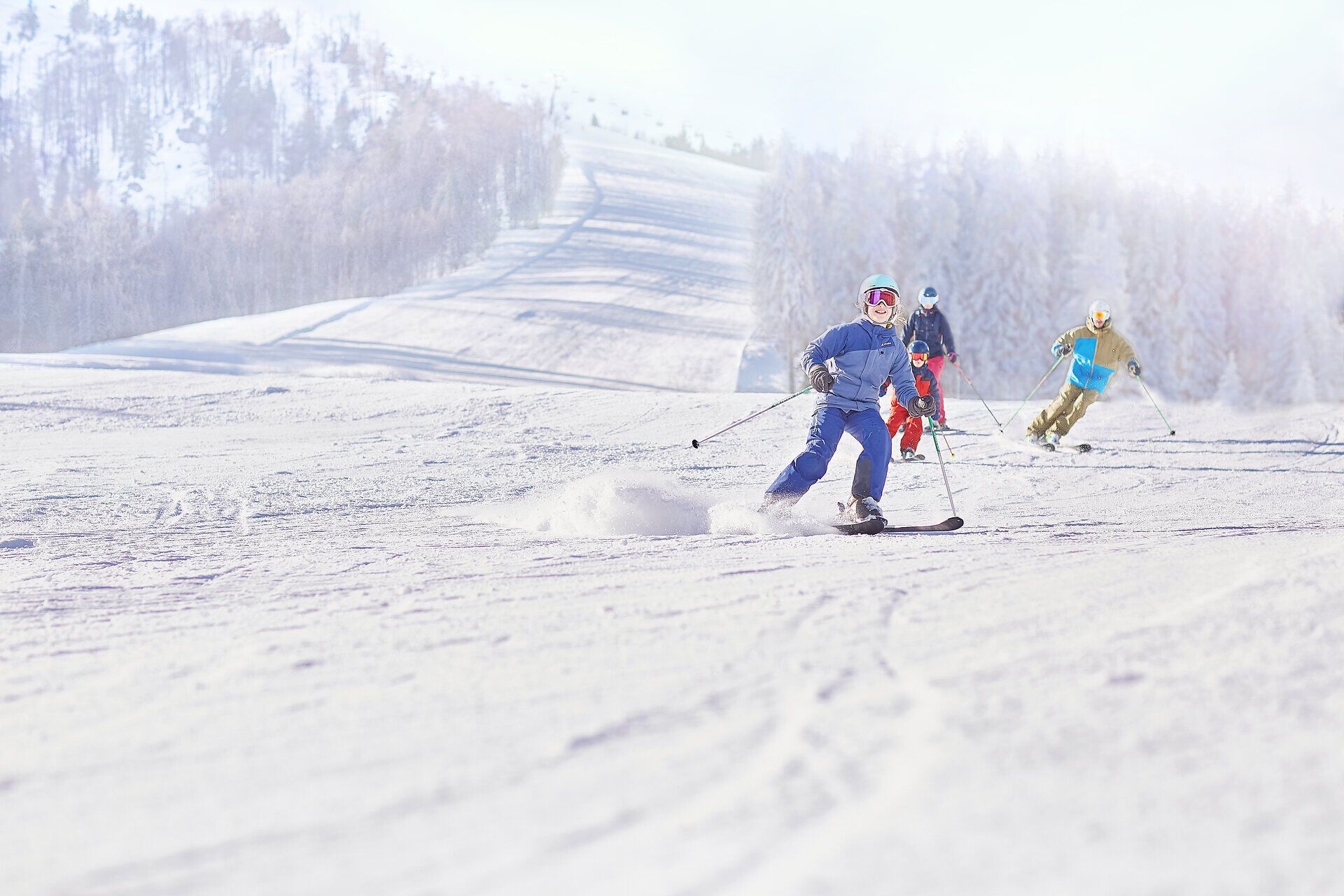 Die strahlende Winterlandschaft lädt zum Skifahren ein, während Kinder fröhlich die Pisten hinunter sausen. Der glitzernde Schnee und die schneebedeckten Bäume schaffen eine magische Atmosphäre, die den Wintertraum perfekt macht.