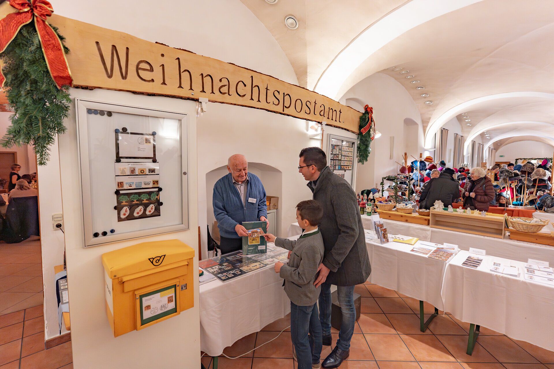 Vater und Kind bestaunen das vielfältige Angebot für Familien.