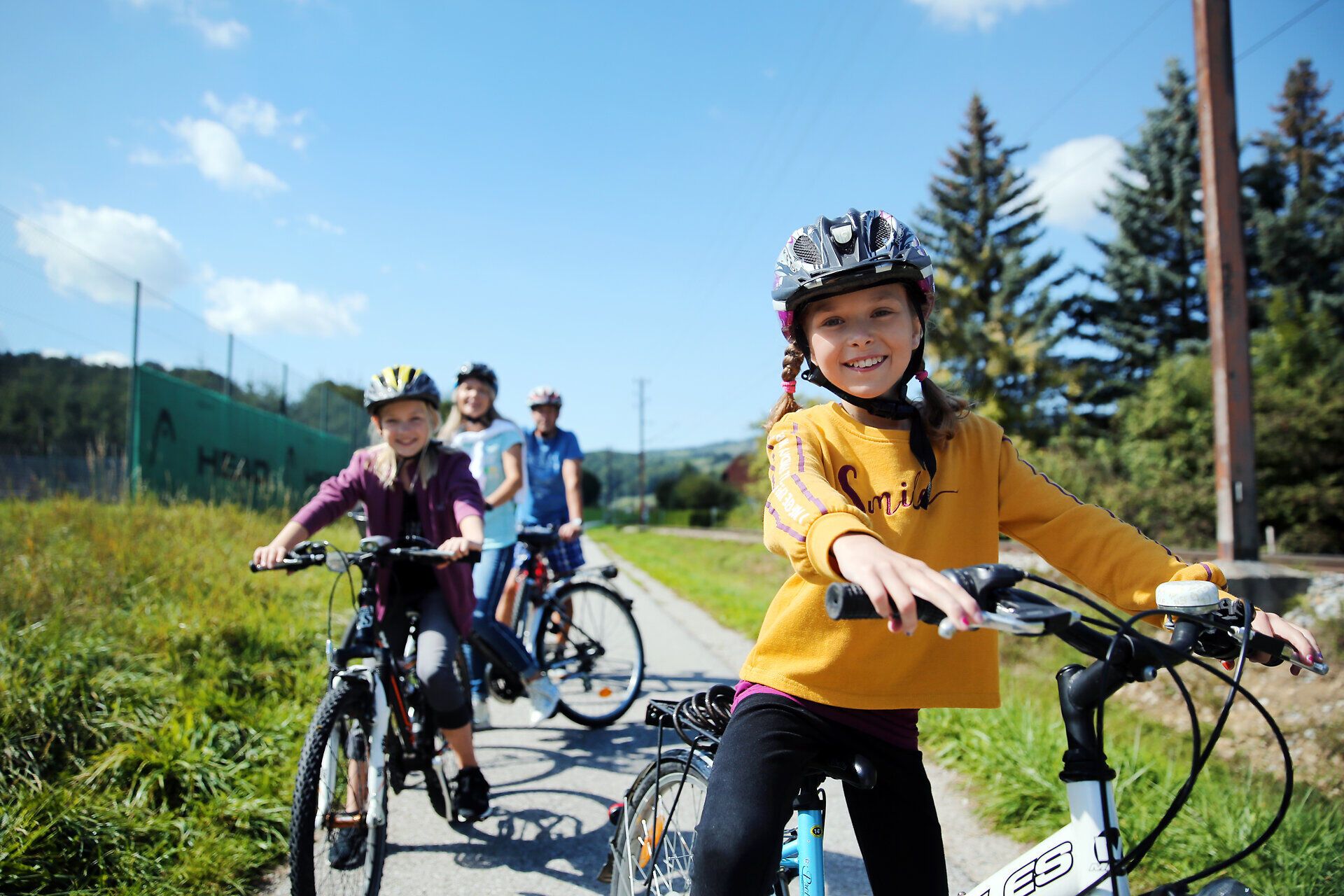 Die frische Bergluft und die strahlende Sonne laden zu einem unvergesslichen Radabenteuer ein. Kinder lachen und genießen die Freiheit auf ihren Fahrrädern, während die malerische Landschaft des Pielachtals im Hintergrund erstrahlt. Hier wird der Sommer in den Bergen zum Erlebnis für die ganze Familie.