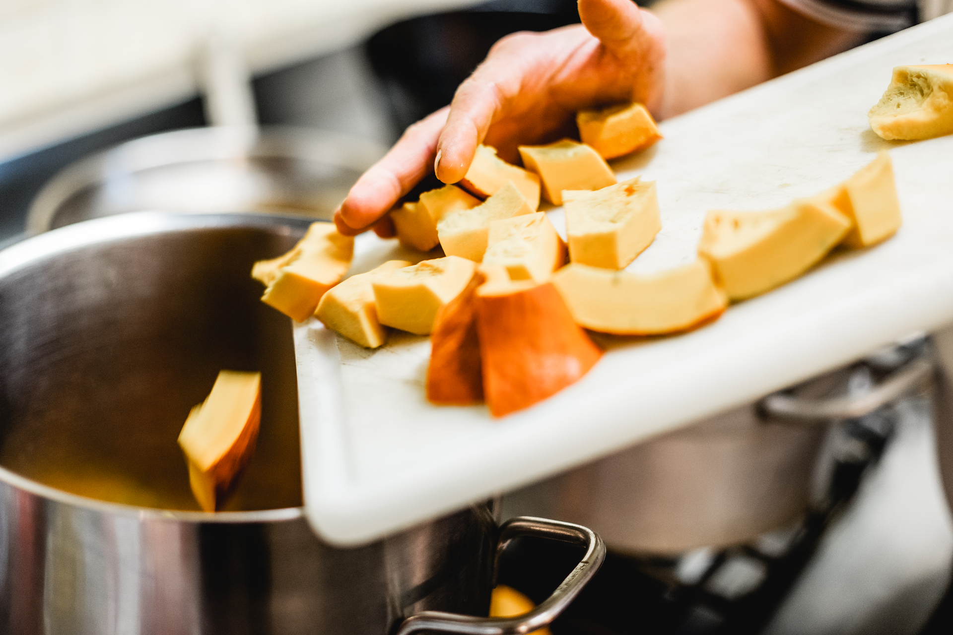 In der warmen Atmosphäre des Gasthofs zu den Linden werden frische Kürbisstücke liebevoll zubereitet. Der Duft von köstlichen Gerichten erfüllt den Raum und lädt dazu ein, die kulinarischen Spezialitäten der Region zu genießen. Hier wird die Wirtshauskultur Niederösterreich lebendig.
