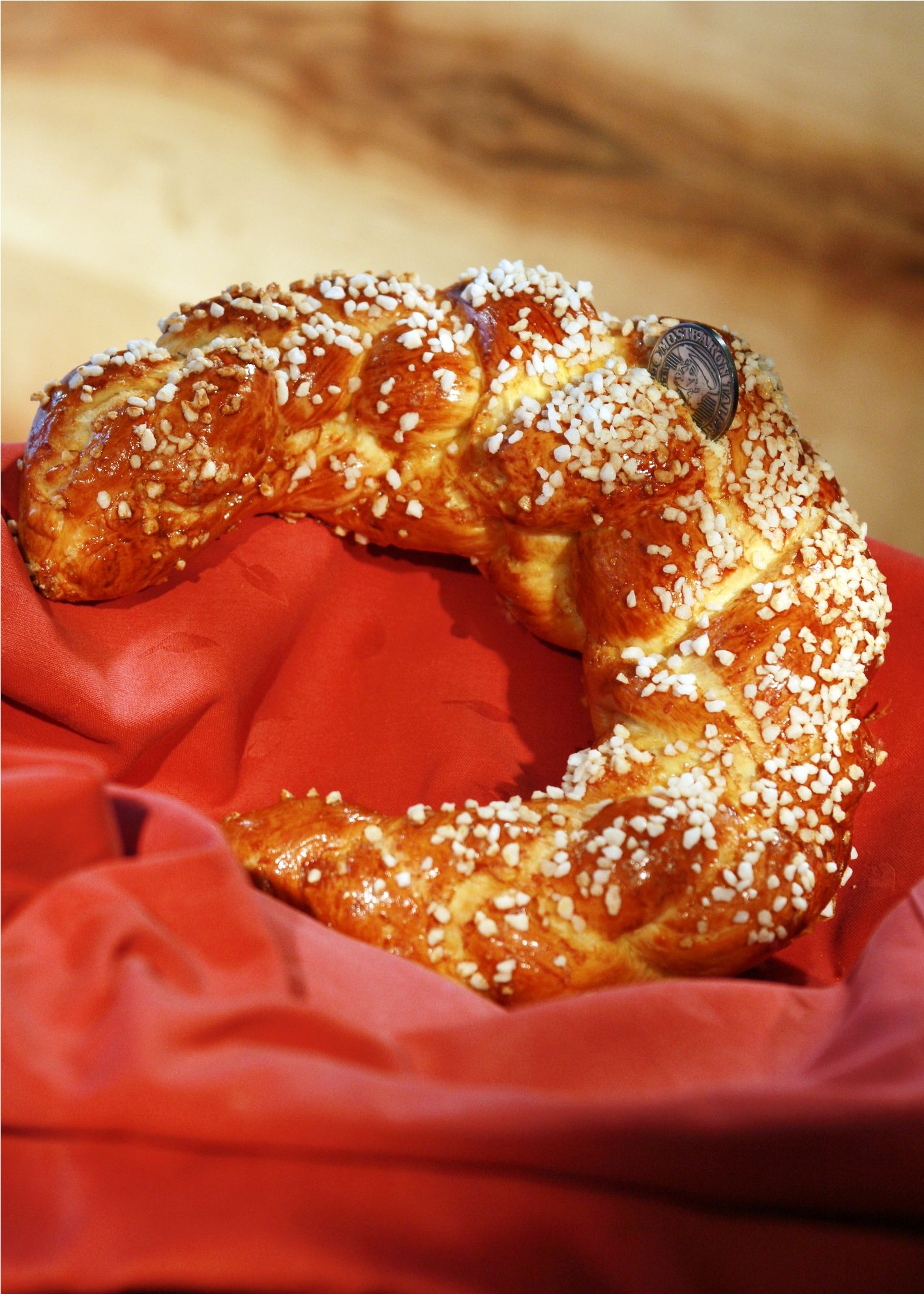 Großes Kipferl bestreut mit Hagelzucker.