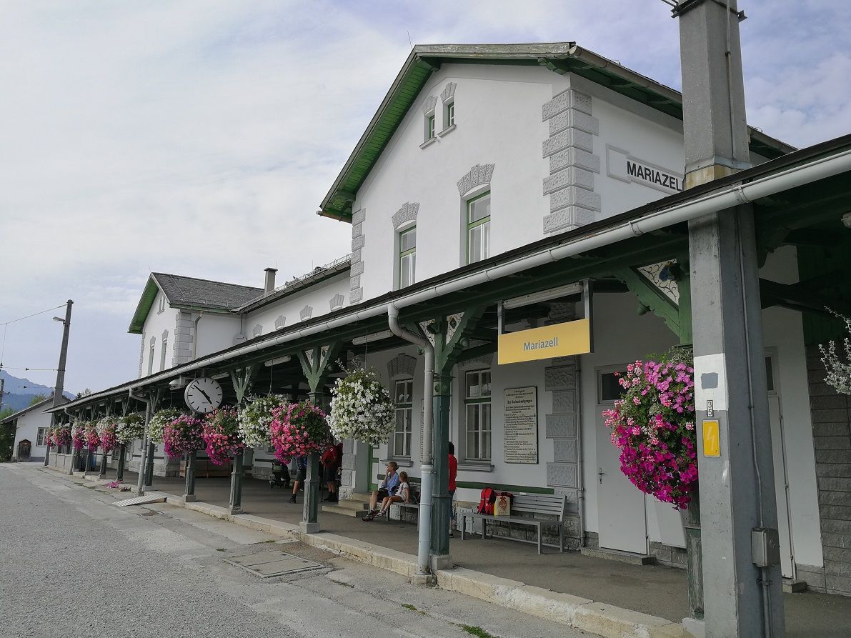 Bahnhof Mariazell mit Blumen und Uhr.