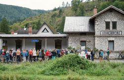 Apeiron Quartet spielt am Bahnhof Hohenberg.
Klassische Klänge zwischen Schienen und Bergen – das Quartett verwandelt den Bahnhof in eine außergewöhnliche Konzertbühne.