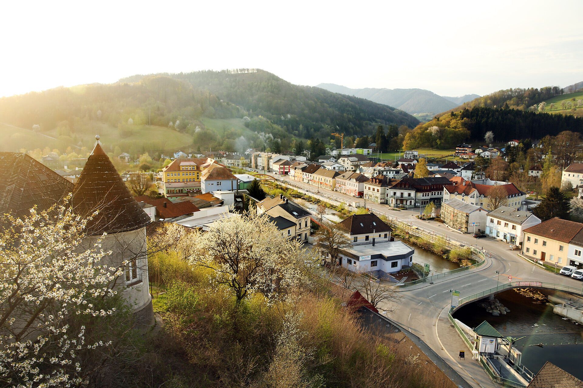 Drohnenaufnahme von Pielachtal dem Dirndltal im Mostviertel. Kirchberg an der Pielach liegt im leicht hügligen Mostviertel und ist rundherum umgeben von Wäldern, Hügeln und kleinen Gewässern. 