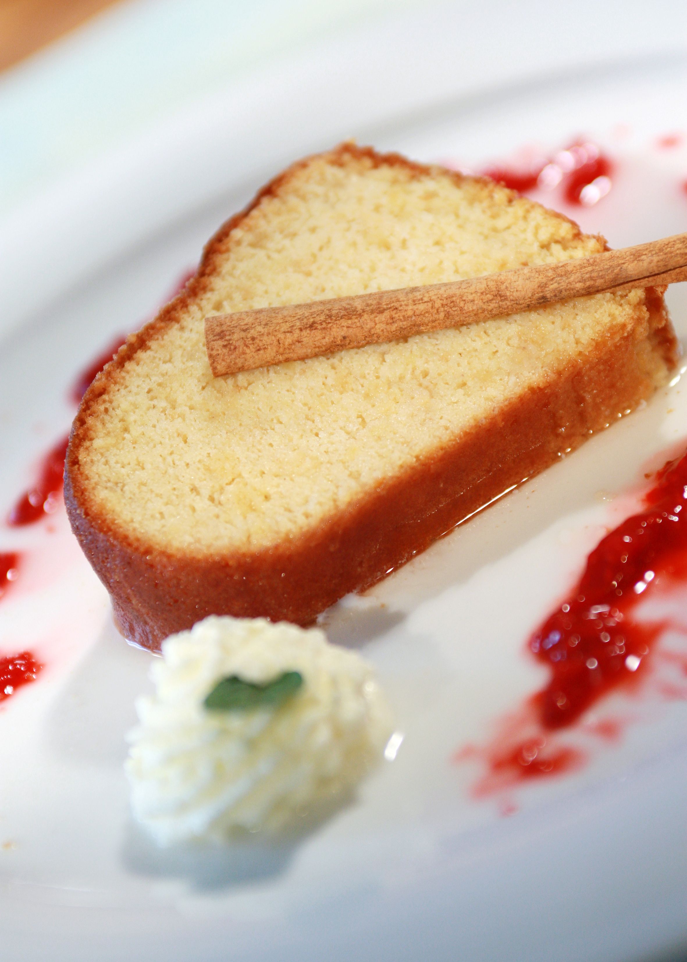 Mostpudding mit Glühmost serviert auf Teller.