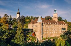 Schloss Rothschild in Waidhofen an der Ybbs mit historischem Gemäuer und Schlossturm inmitten grüner Landschaft.