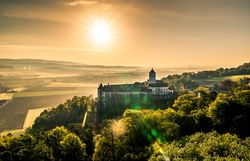 Die sanften Hügel des Mostviertels erstrahlen im warmen Licht des Frühlings, während die historische Schallaburg majestätisch in der Landschaft thront. Umgeben von blühenden Bäumen und saftigem Grün lädt dieser Ort dazu ein, die Schönheit der Natur zu genießen und die Seele baumeln zu lassen.