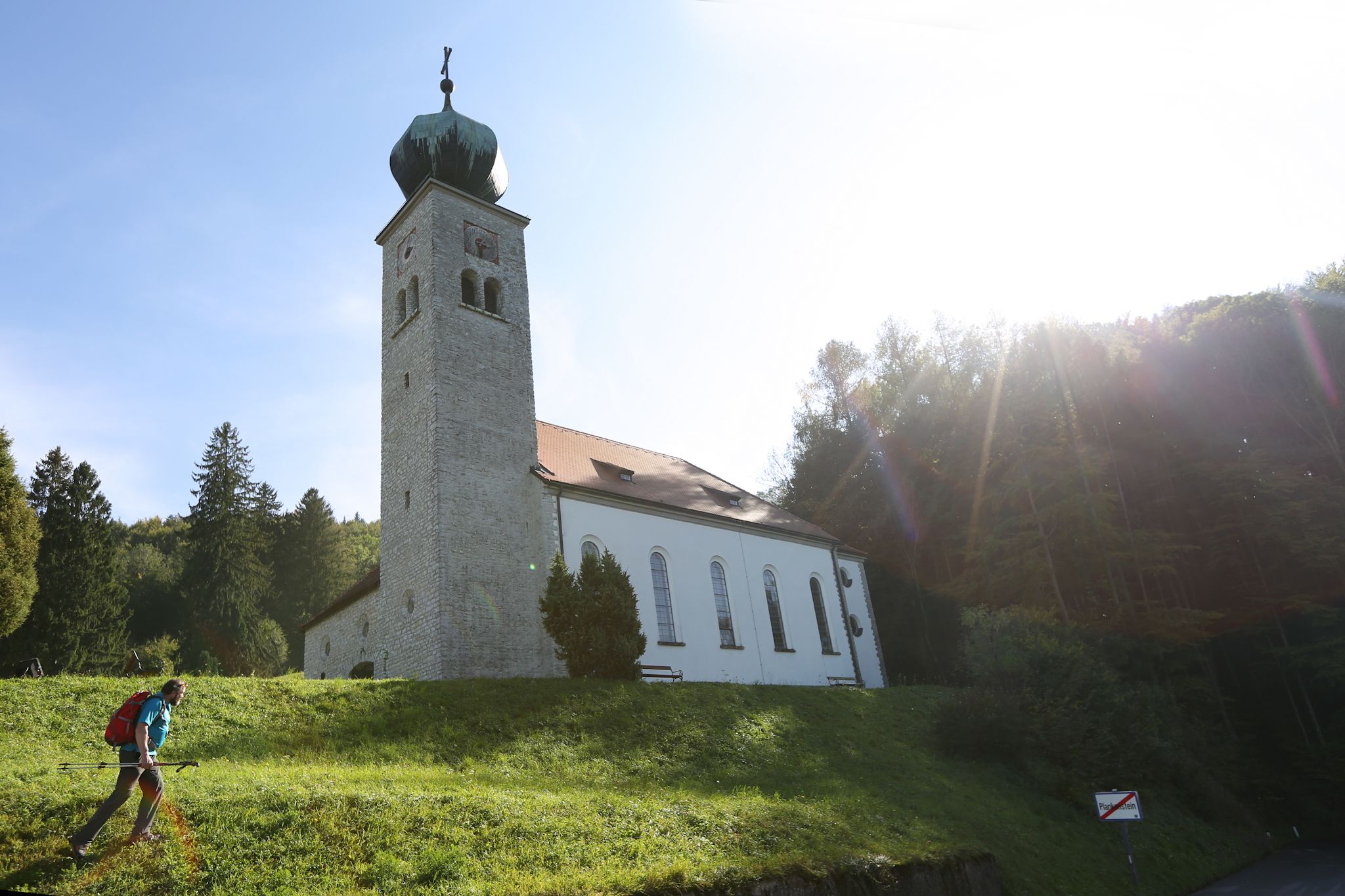 Wallfahrtskirche Maria Schnee mit Wanderer im Vordergrund.