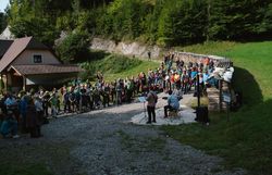 Begrüßung und Auftakt von FOEN3 bei den Gipfelklängen.
Das Ensemble eröffnet den Konzerttag mit mehrstimmigem Gesang und instrumentalen Klängen inmitten der Natur.