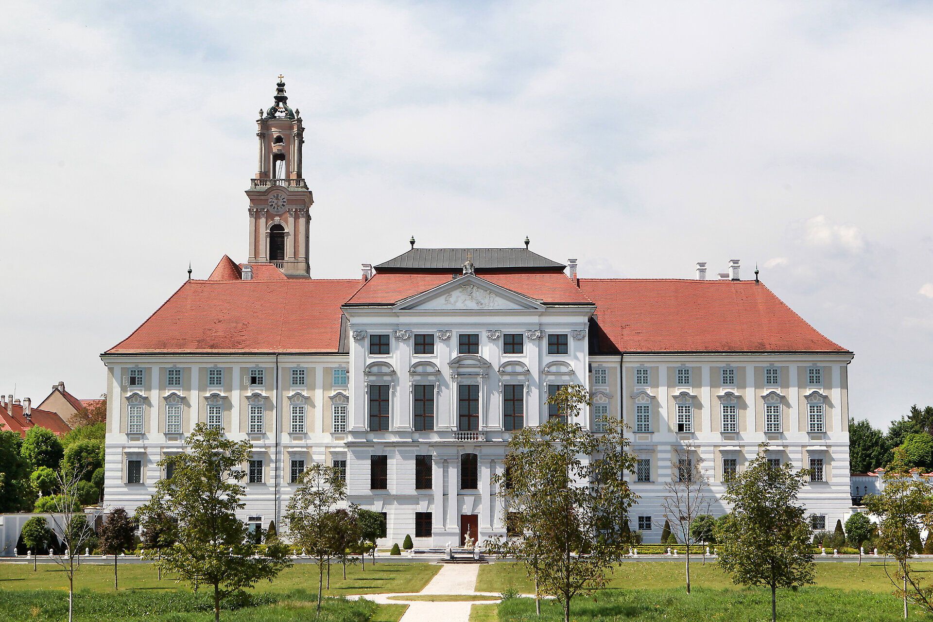 Das beeindruckende Stift Herzogenburg strahlt majestätische Ruhe aus und lädt Besucher ein, die harmonische Verbindung von Geschichte und Natur zu erleben. Umgeben von gepflegten Gärten und sanften Hügeln, bietet dieser Ort eine perfekte Kulisse für entspannte Spaziergänge und kulturelle Entdeckungen.