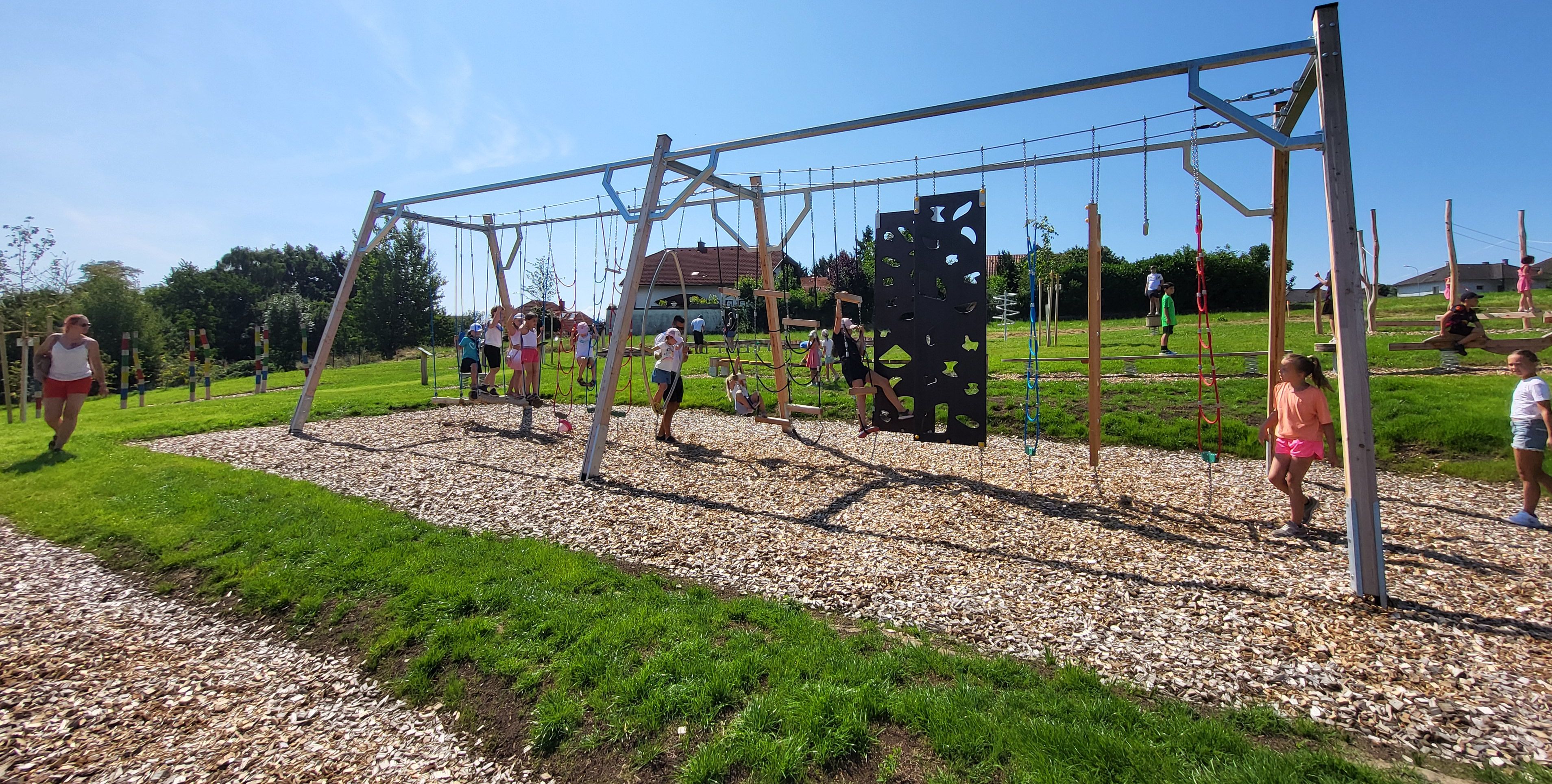 Gut besuchter Motorikpark in Karlstetten an einem sonnigen Sommertag.
