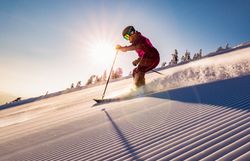 Der frühe Morgen am Hochkar verzaubert mit glitzerndem Schnee und einem atemberaubenden Sonnenaufgang. Skifahrer gleiten über die perfekt präparierten Pisten und genießen die frische, klare Luft, während die ersten Sonnenstrahlen die Landschaft in goldenes Licht tauchen.
