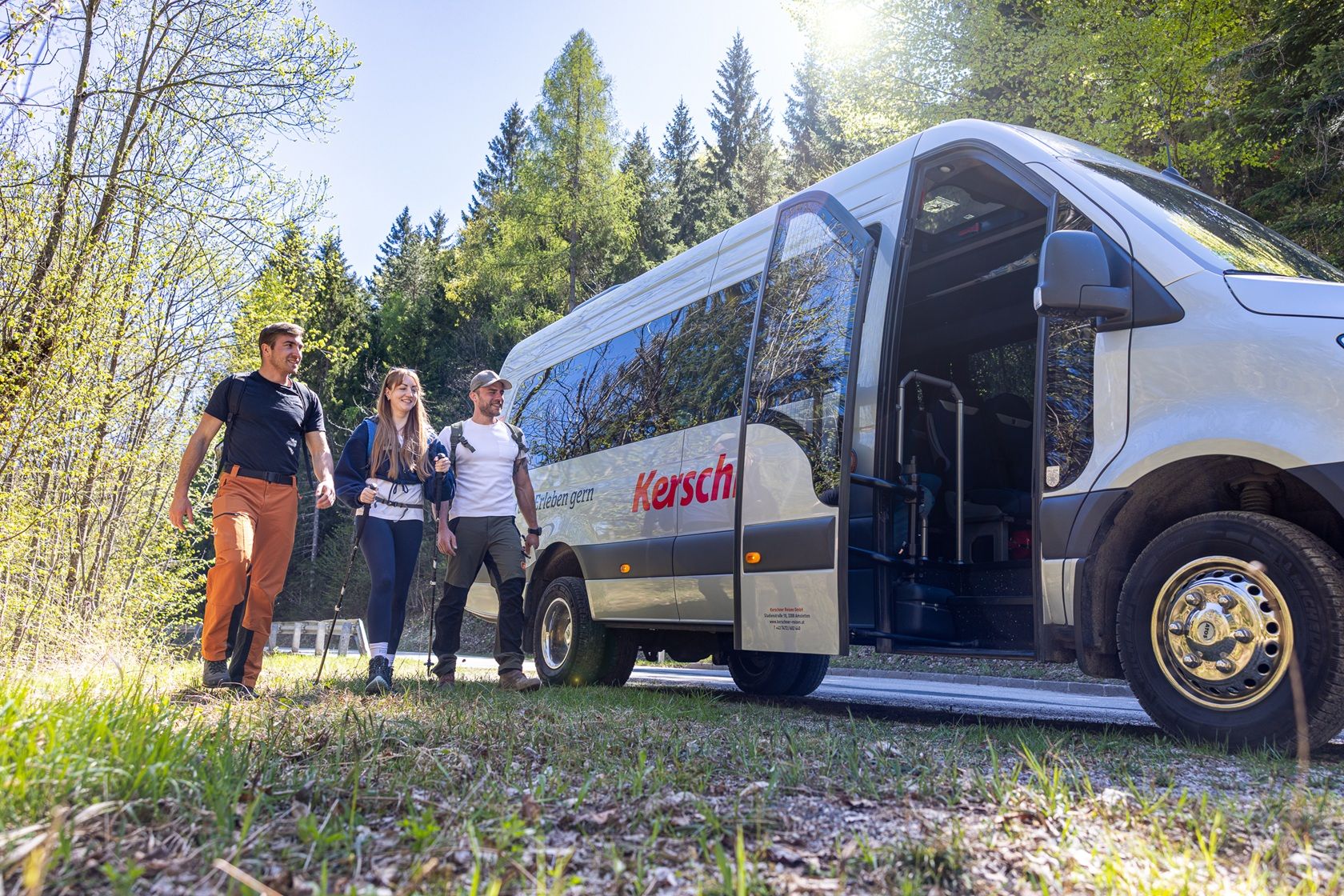 Der Wanderbus im Naturpark bringt Wandernde bis zum Trefflingfall