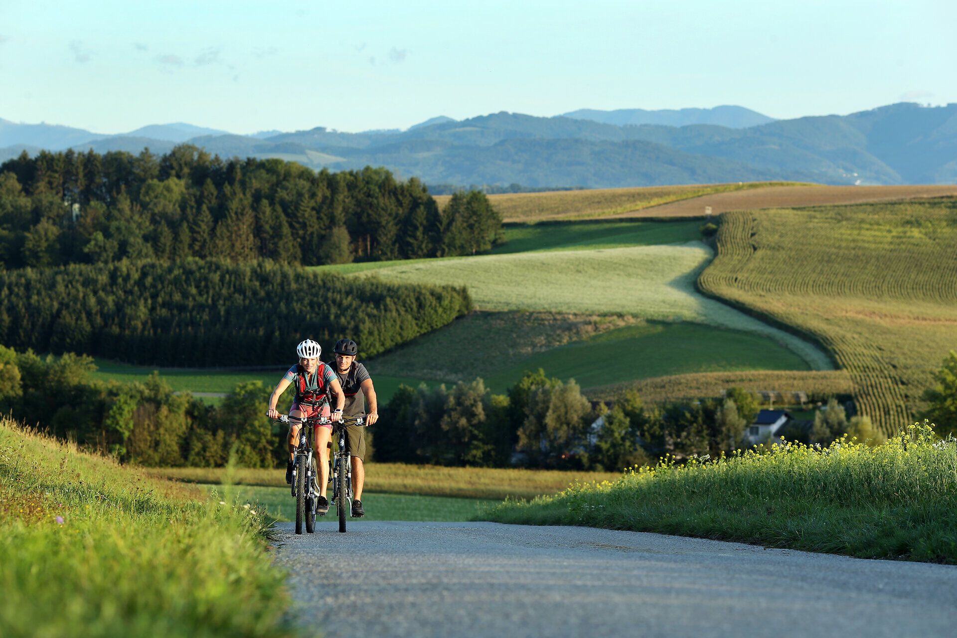 Die sanften Hügel des Melker Alpenvorlandes laden Radfahrer zu einer erfrischenden Tour ein. Umgeben von üppigen Wiesen und malerischen Ausblicken auf die Berge, genießen die Radler die frische Luft und die Schönheit der Natur. Hier wird jeder Tritt in die Pedale zu einem unvergesslichen Erlebnis.