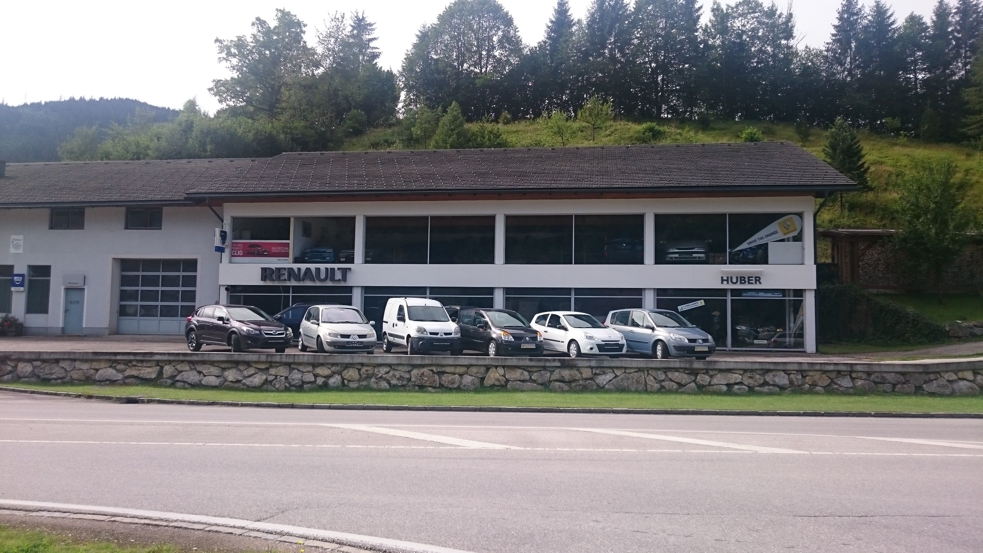 Autohaus Huber mit Renault-Logo und mehreren Autos davor.