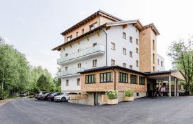 Au&szlig;enansicht des R&R Residenzen Hotels Mitterbach mit modernen Balkonen und Holzverkleidung.