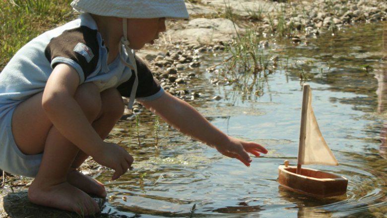 Child with wooden ship, © Familie Erber