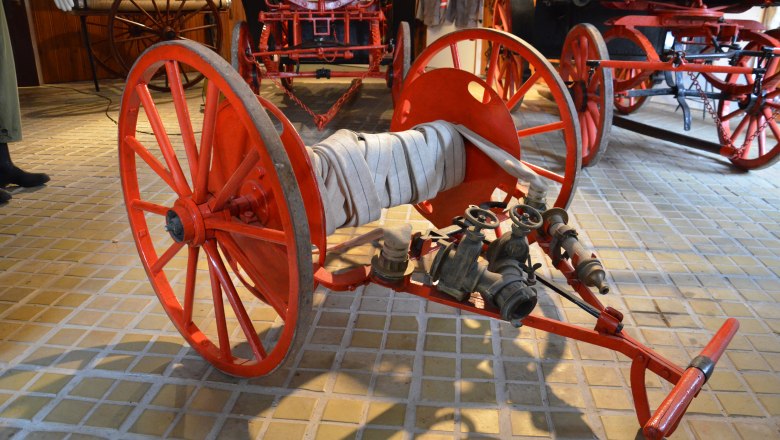 Historische Feuerwehrschlauchrolle im Feuerwehrmuseum St. Leonhard am Forst.