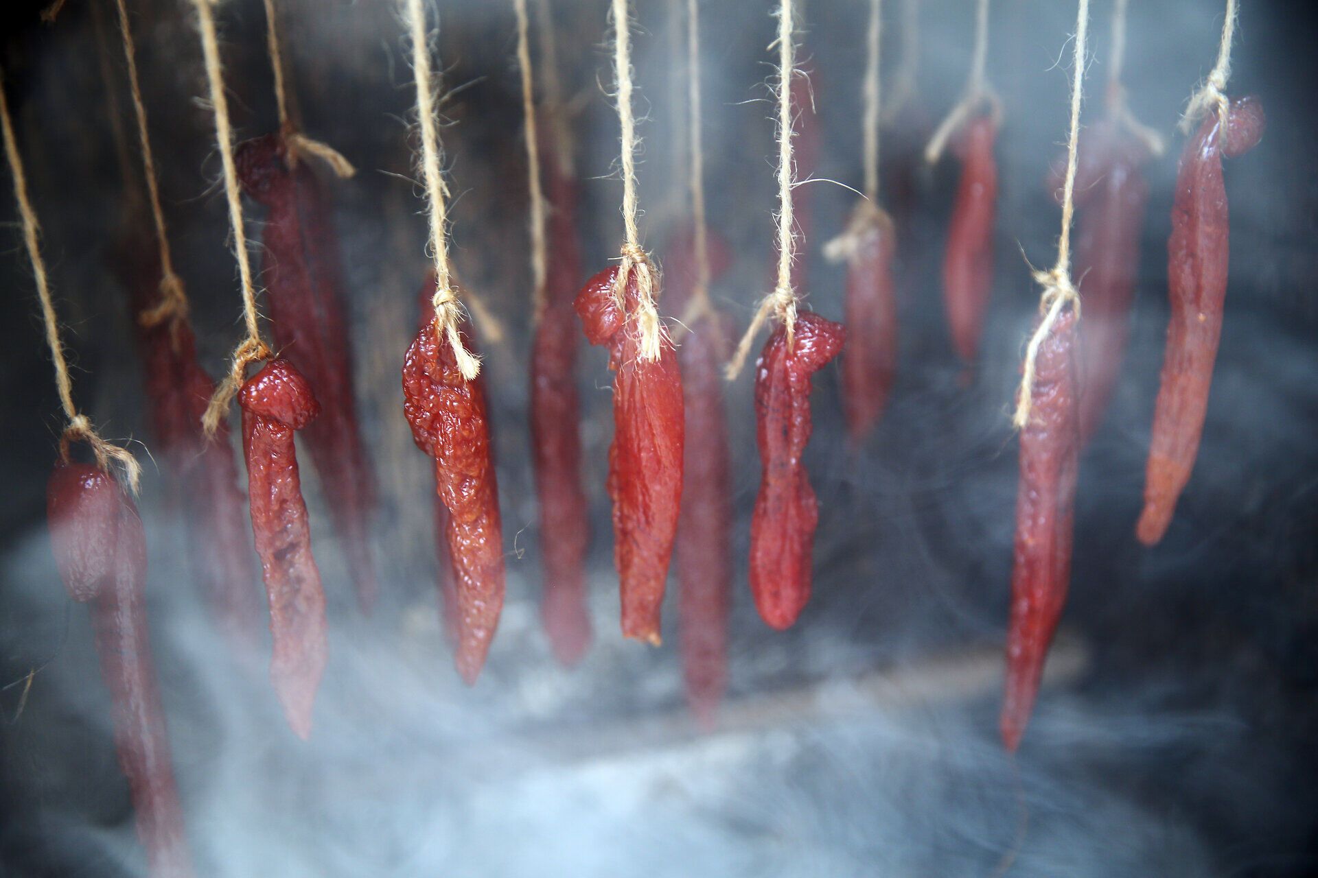 In der rauchigen Atmosphäre des Naturparks hängen die zarten, rot gefärbten Stücke in der Luft und versprechen einen einzigartigen Genuss. Diese traditionelle Methode der Konservierung verleiht den Lebensmitteln nicht nur Geschmack, sondern erzählt auch von der tiefen Verbundenheit mit der Natur und den regionalen Traditionen. Ein Besuch hier ist ein Fest für die Sinne und eine Einladung, die kulinarischen Schätze der Region zu entdecken.